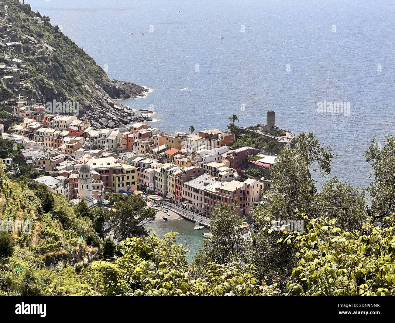 Farbenfroher Viilage Harbor an der Cinque Terre Coast - Smartphone-aufgenommenes Stockfoto