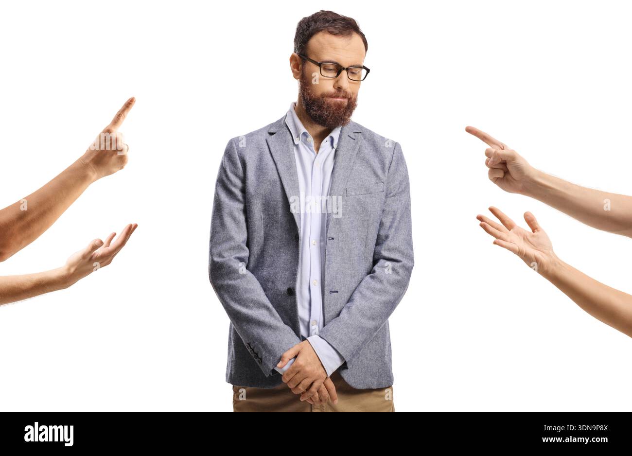 Trauriger Mann, der von mehreren Händen auf weißem Hintergrund gerichtet wird Stockfoto