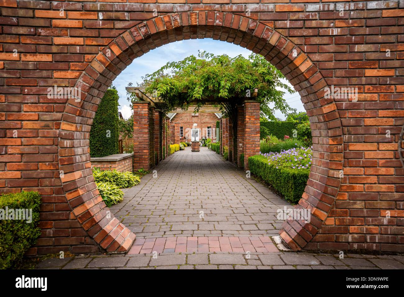 Botanischer Garten Kapias in Goczałkowice-Zdrój, Polen, mit bunten Blumen, üppigem Grün und ruhigen gepflegten Wegen Stockfoto