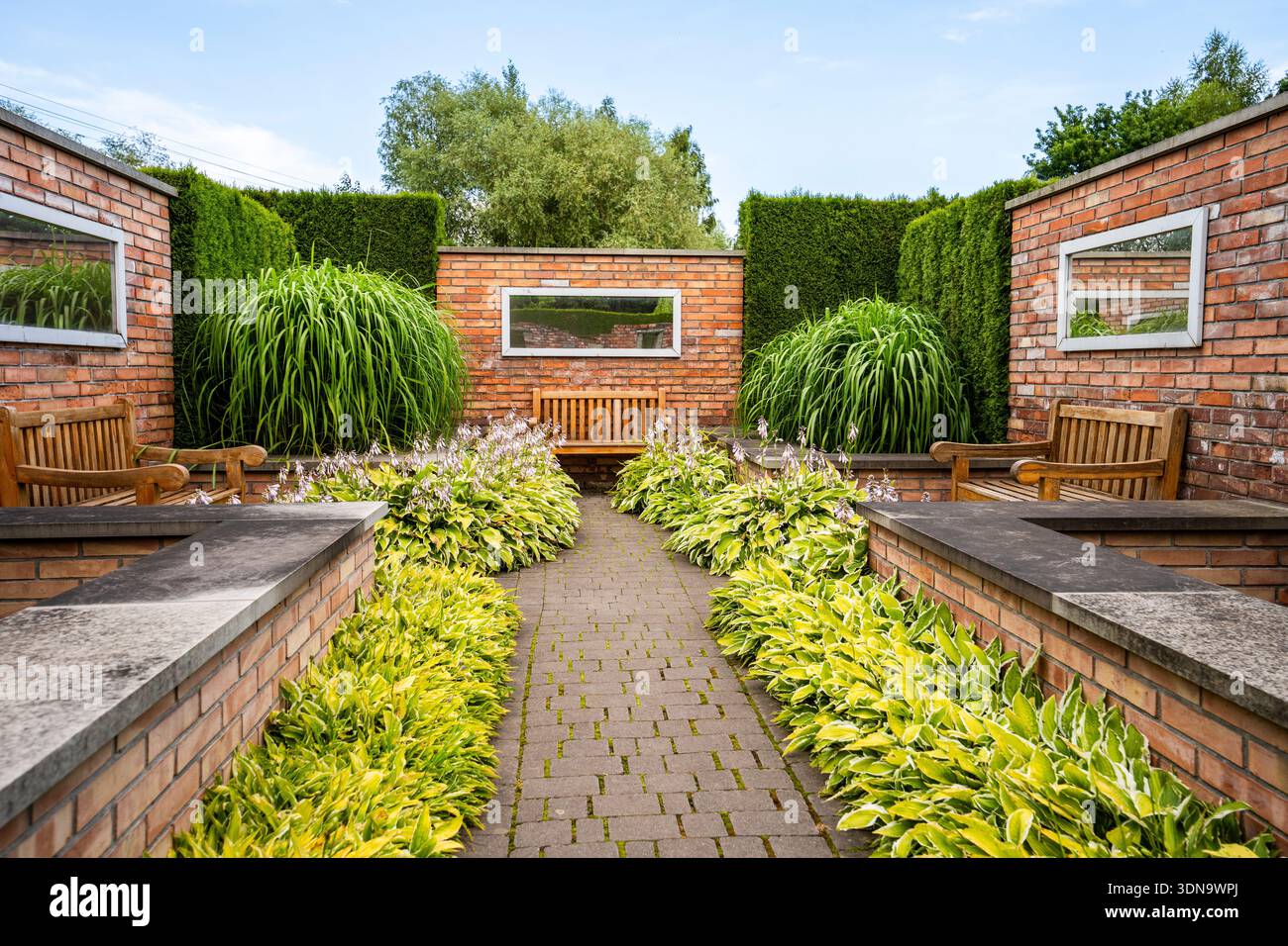 Botanischer Garten Kapias in Goczałkowice-Zdrój, Polen, mit bunten Blumen, üppigem Grün und ruhigen gepflegten Wegen Stockfoto