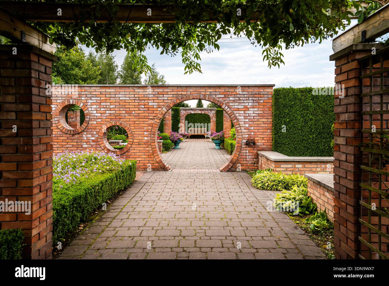 Botanischer Garten Kapias in Goczałkowice-Zdrój, Polen, mit bunten Blumen, üppigem Grün und ruhigen gepflegten Wegen Stockfoto