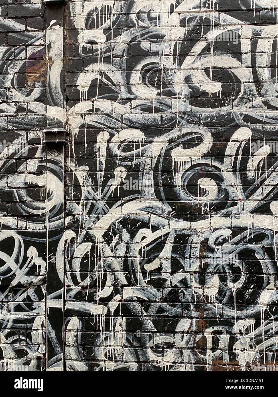 Street Art/Graffiti mit künstlerischem Muster in der berühmten AC/DC Lane in Melbourne, Australien - Smartphone-aufgenommenes Stockfoto