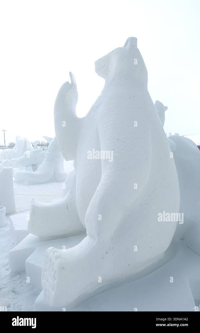 Schneeskulptur des sitzenden Bären beim jährlichen Fur Rondy Festival zu Beginn des Iditarod in Anchorage, Alaska, USA - Smartphone-aufgenommenes Stockfoto
