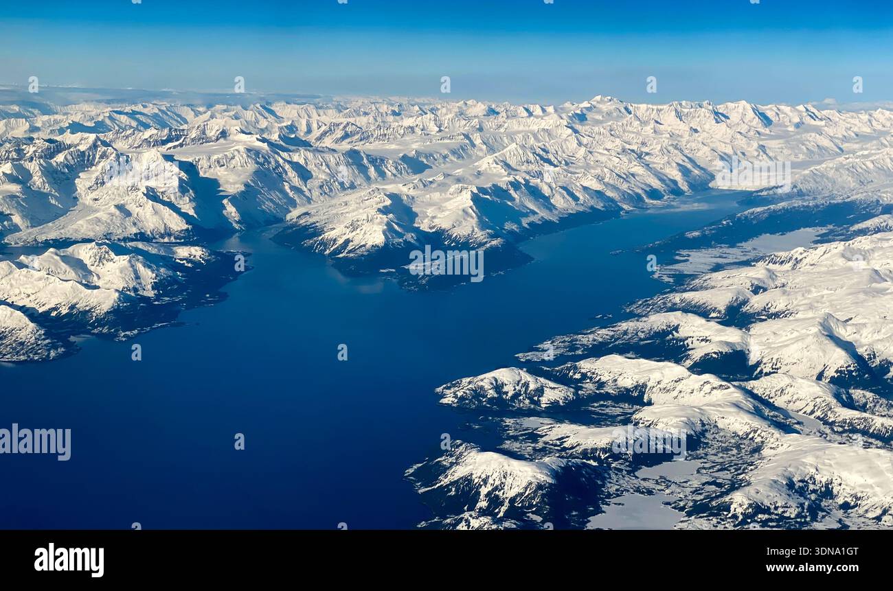 Luftaufnahme der schneebedeckten Chugach Range und der Fjorde von Alaska südwestlich von Anchorage - Smartphone-aufgenommenes Stockfoto