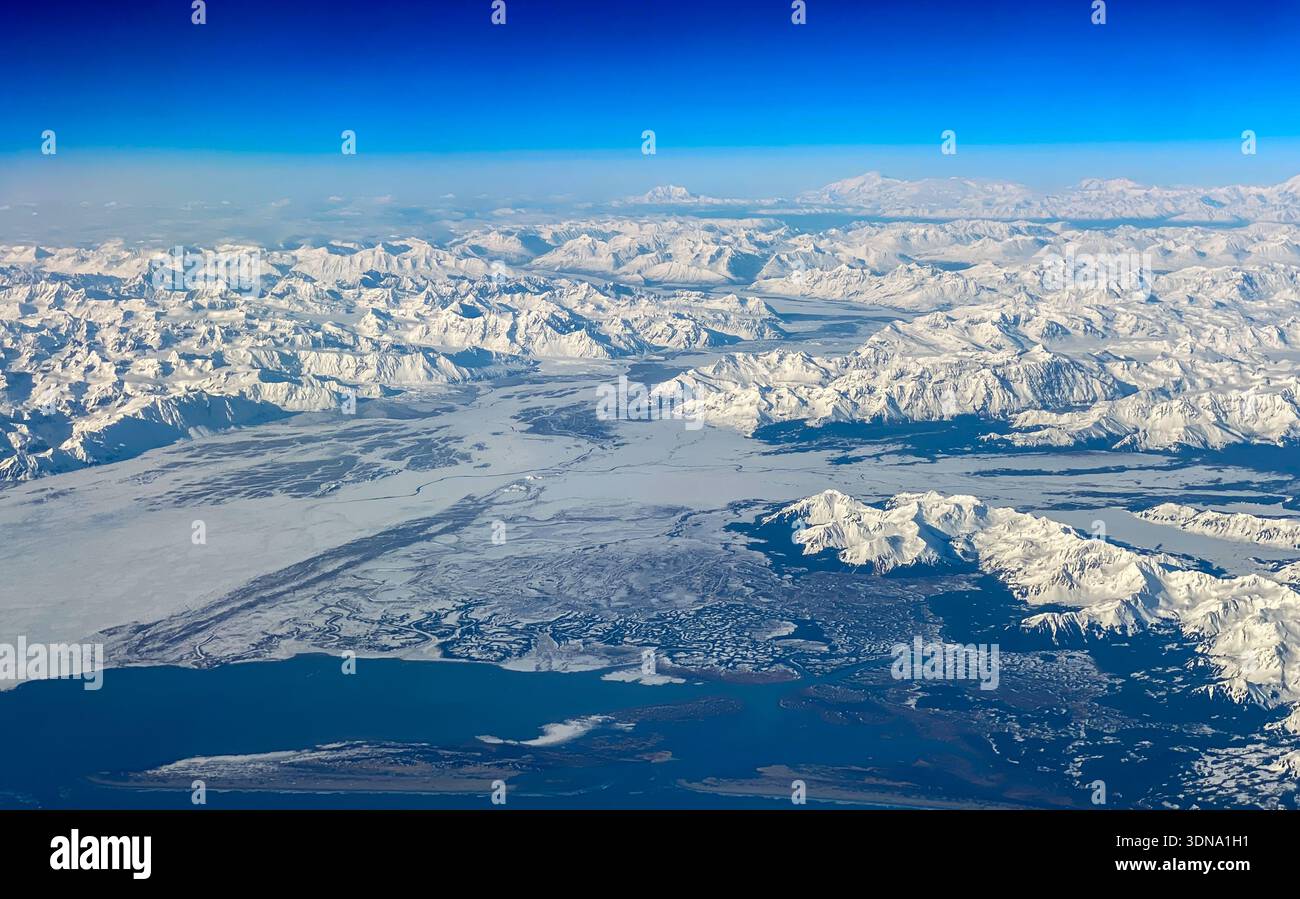 Luftaufnahme der schneebedeckten Chugach Range und der Fjorde von Alaska südwestlich von Anchorage - Smartphone-aufgenommenes Stockfoto