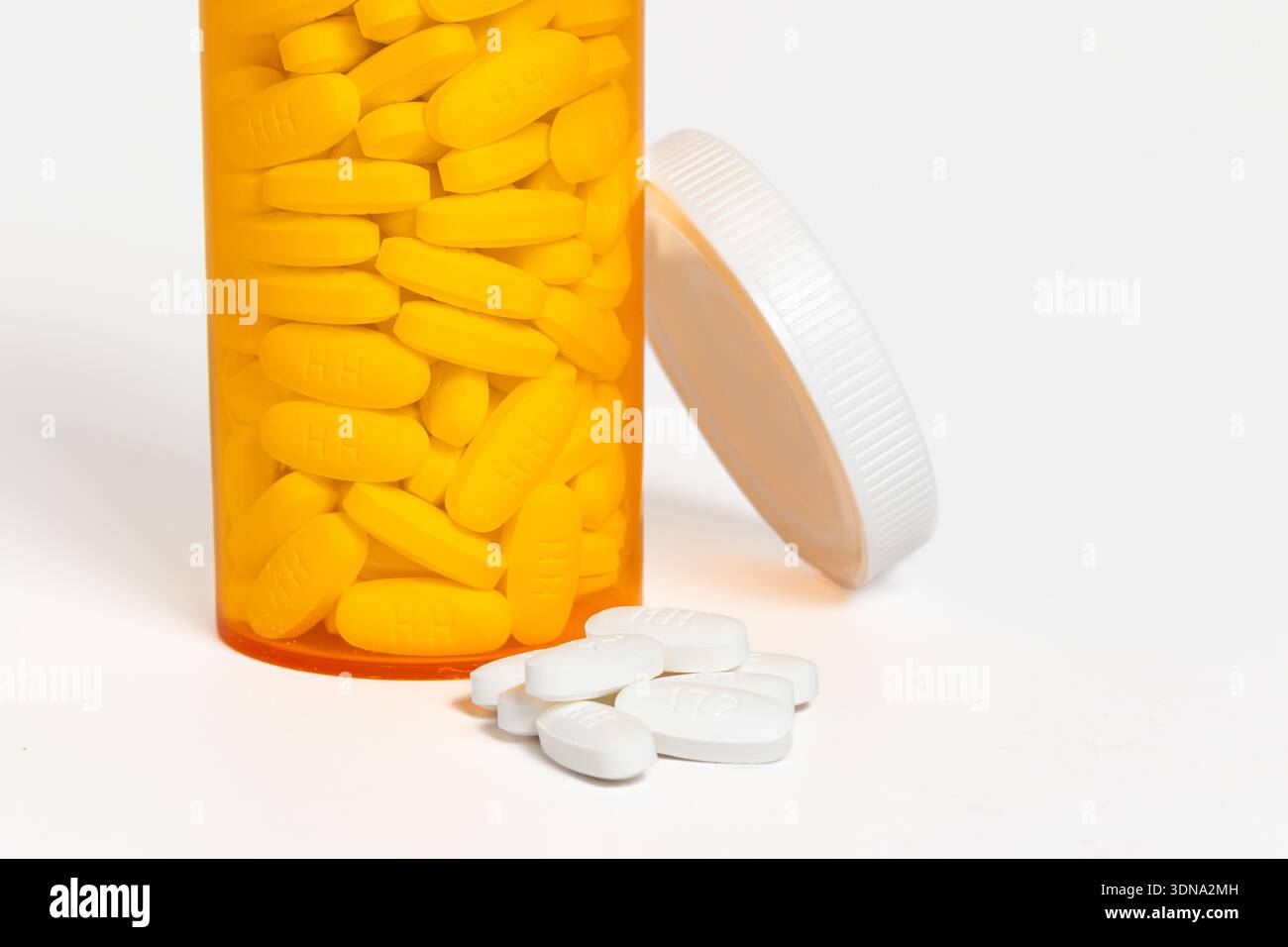 Öffnen Sie das verschreibungspflichtige Behältnis mit Tabletten auf weißem Hintergrund Stockfoto