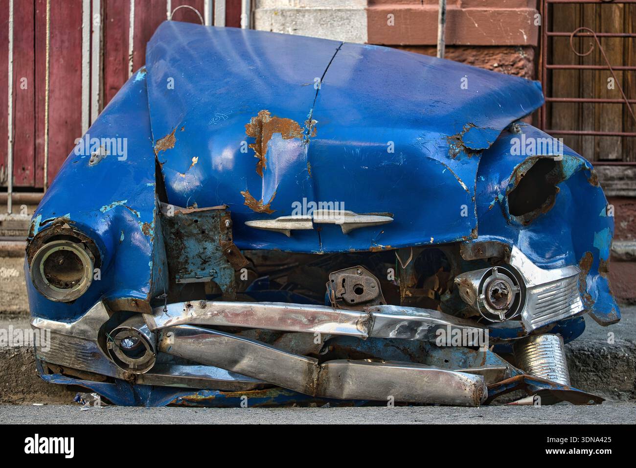 Rostgeschädigtes Vorderteil eines Oldtimer Blue Stockfoto