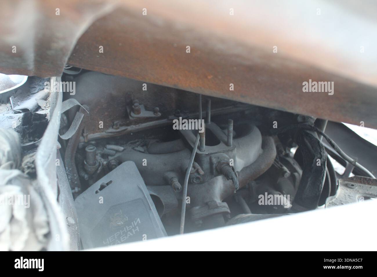 Autoinnenraumteile in weißem Schaum nach einem Brand. Autoreparatur. Stockfoto
