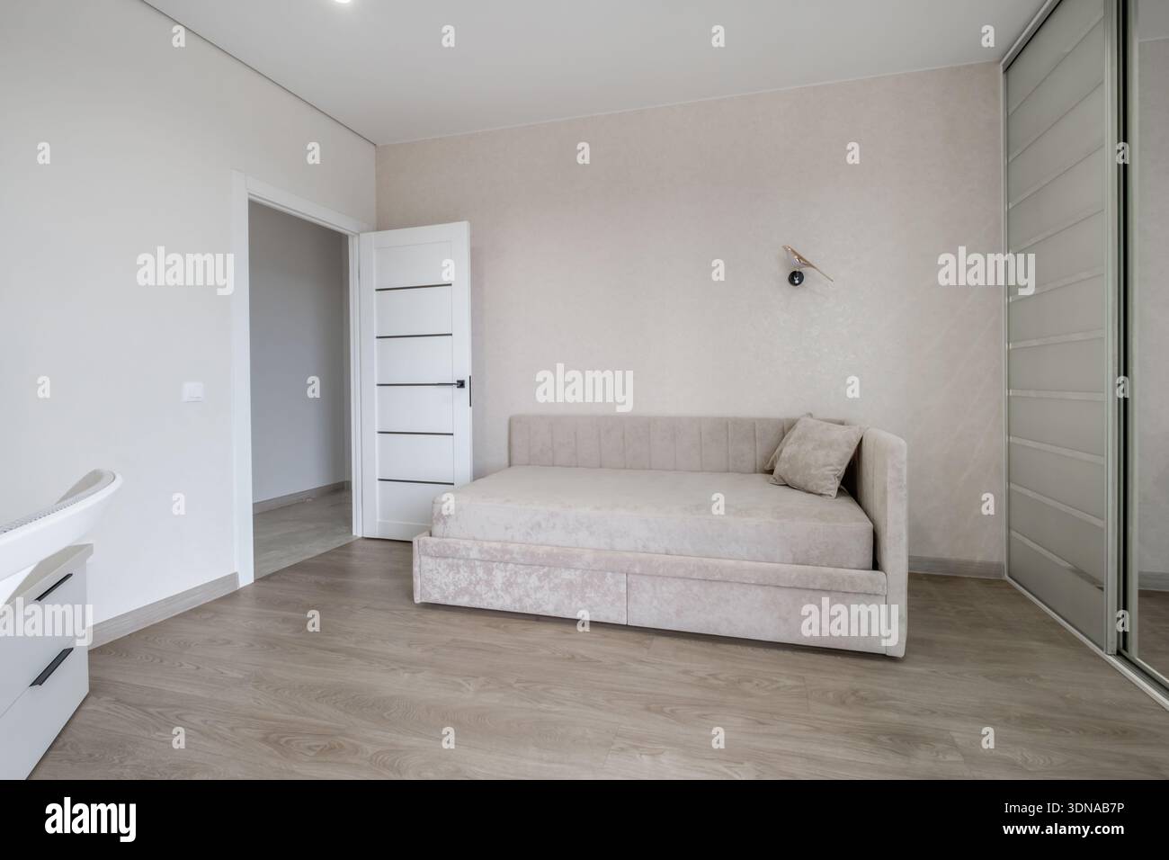 Sofa in moderner, heller Einrichtung Stockfoto
