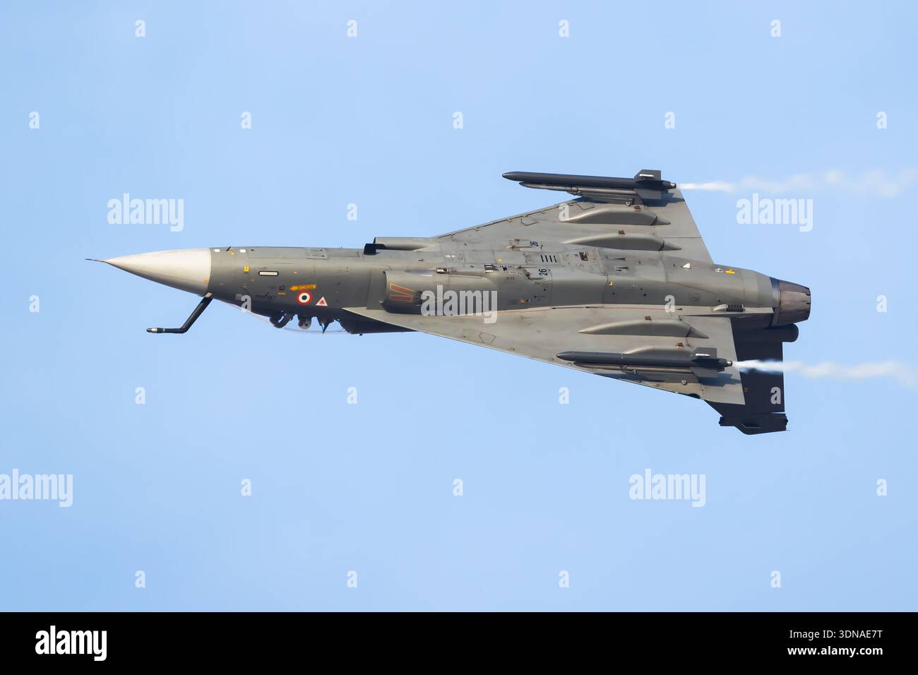 Indische Luftwaffe HAL Tejas Leichtkampfflugzeug im Flug über Dubai, Vereinigte Arabische Emirate, November 2025 Stockfoto