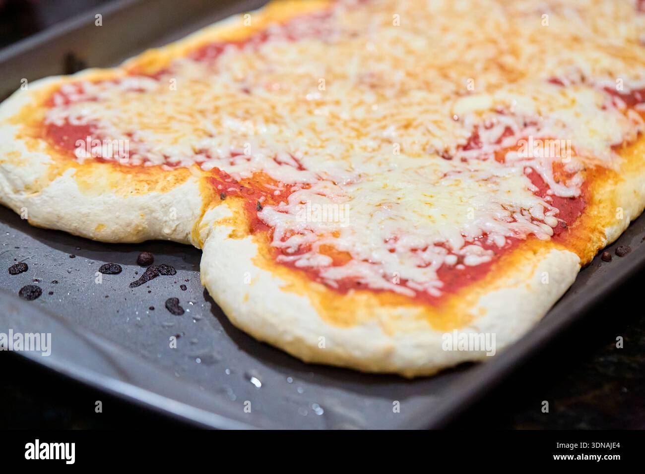Detail einer hausgemachten Pizza auf einer Pfanne Stockfoto