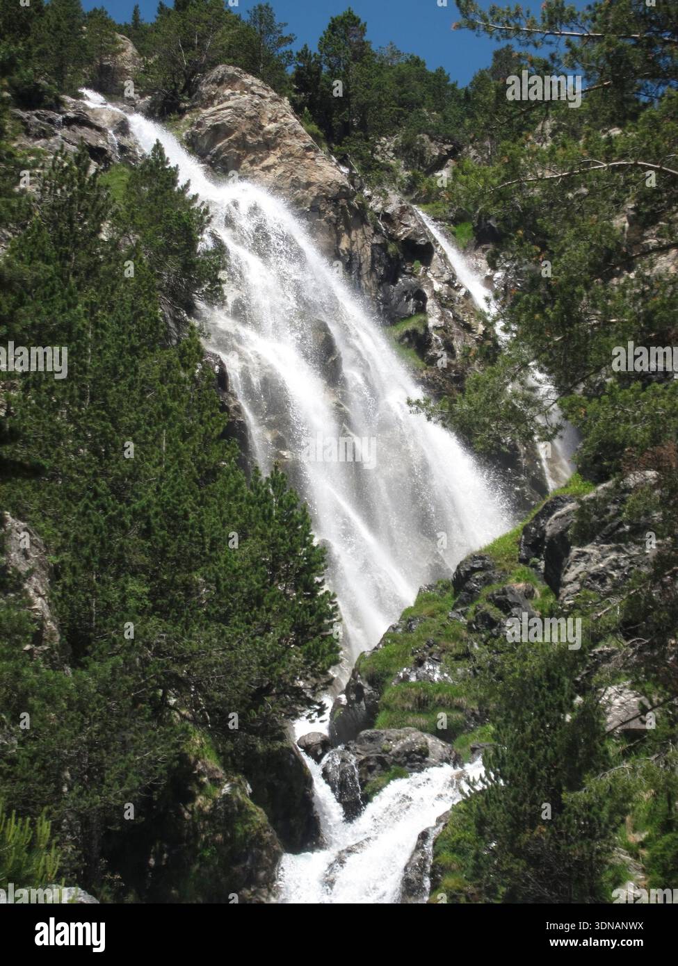 Ein riesiger Wasserfall scheint in einem Teil des Berges versteckt zu sein. Stockfoto