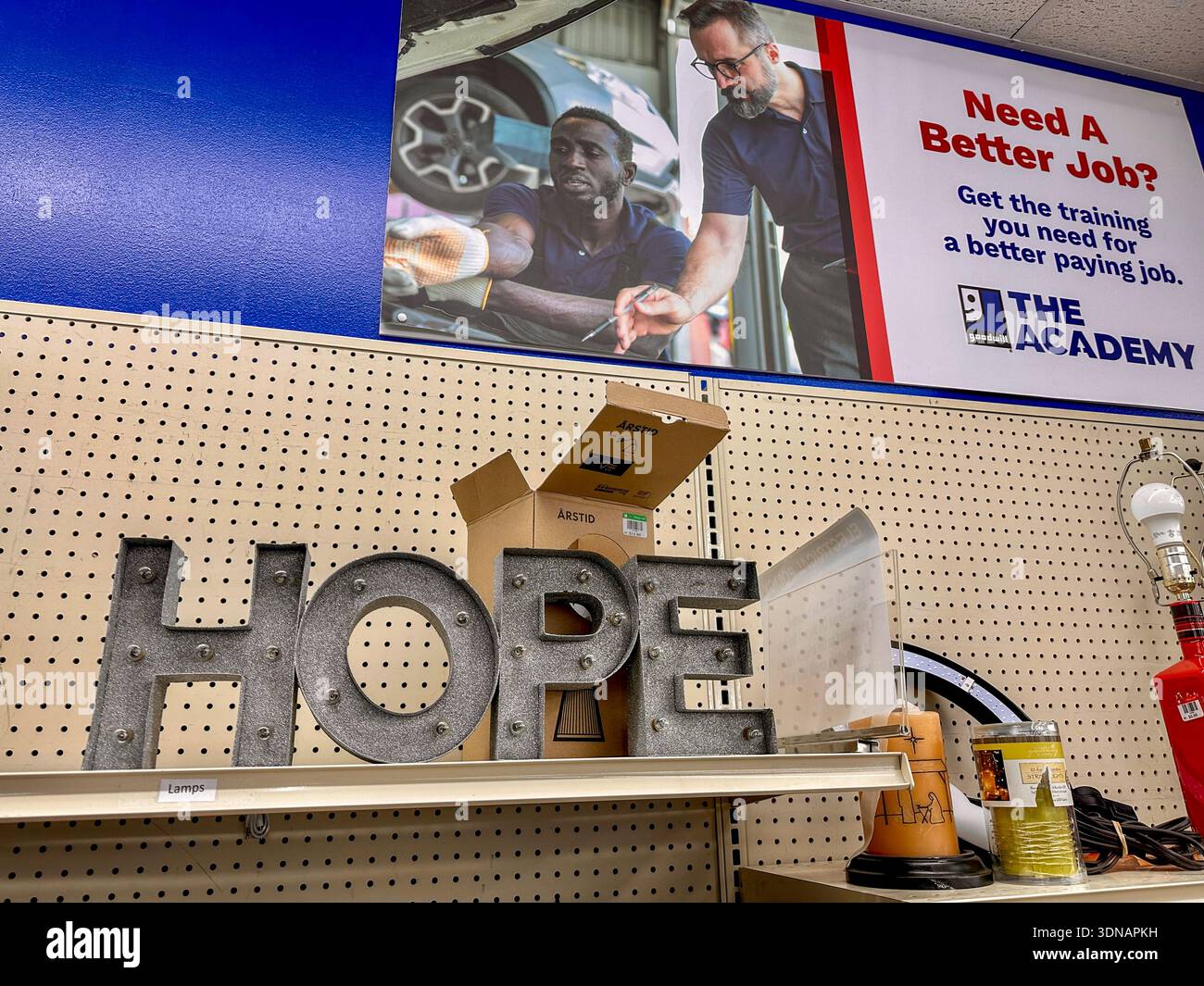 Das Wort Hope spendete einem Goodwill Thrift Store - Valparaiso, USA am 9. Februar 2026 - Smartphone-aufgenommenes Stockfoto
