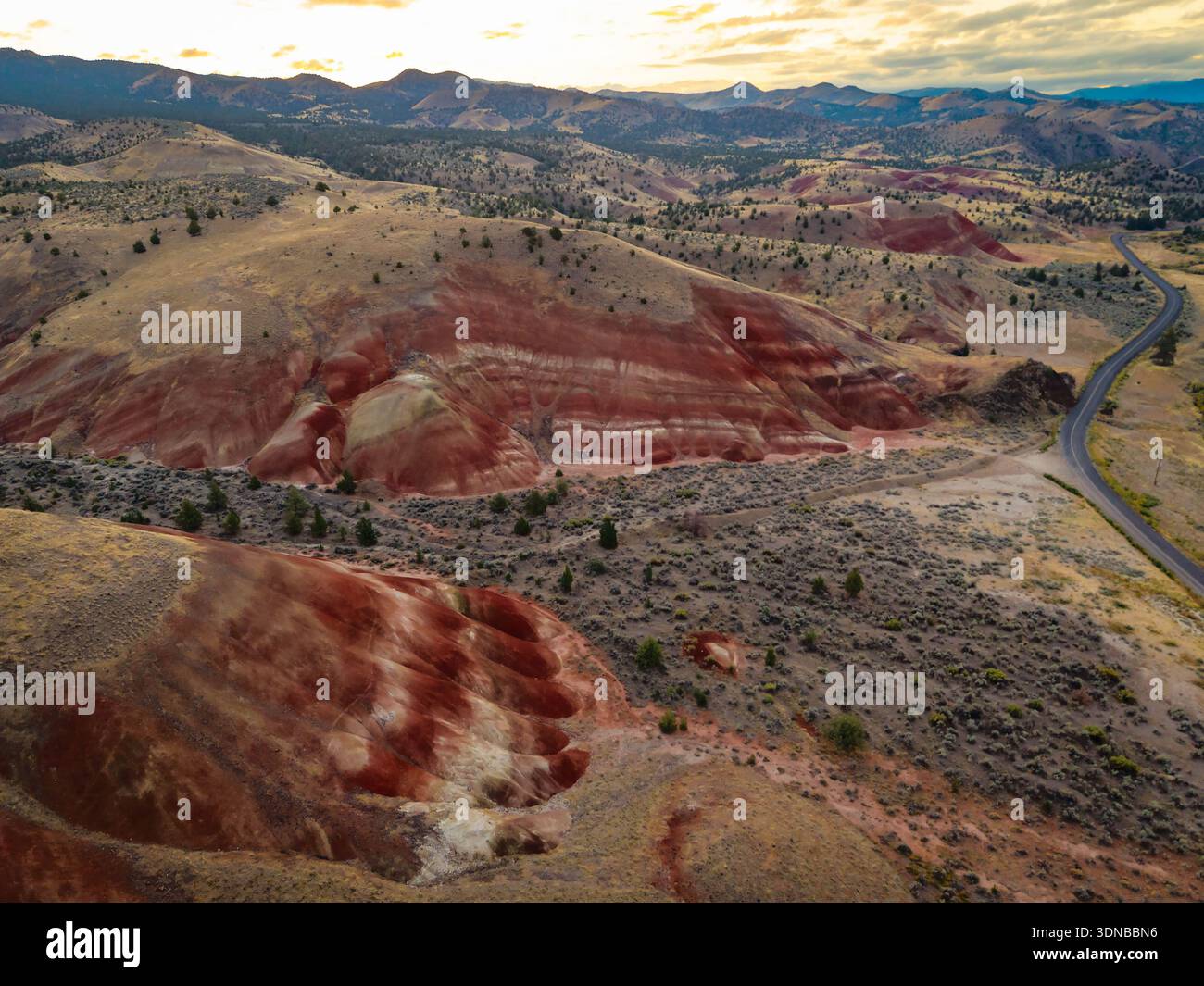 Ein herrliches Panorama aus der Luft, das die sanften Hügel und die streifende Landschaft in der Nähe der Painted Hills in der John Day Fossil Beds National Monument Area erfasst Stockfoto