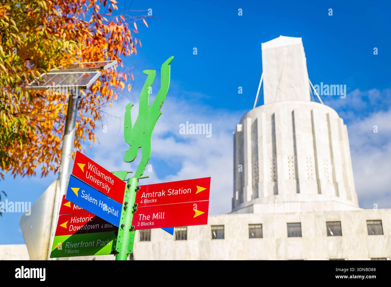 Das Oregon State Capitol steht unter einem hellen, klaren Himmel in Salem Stockfoto