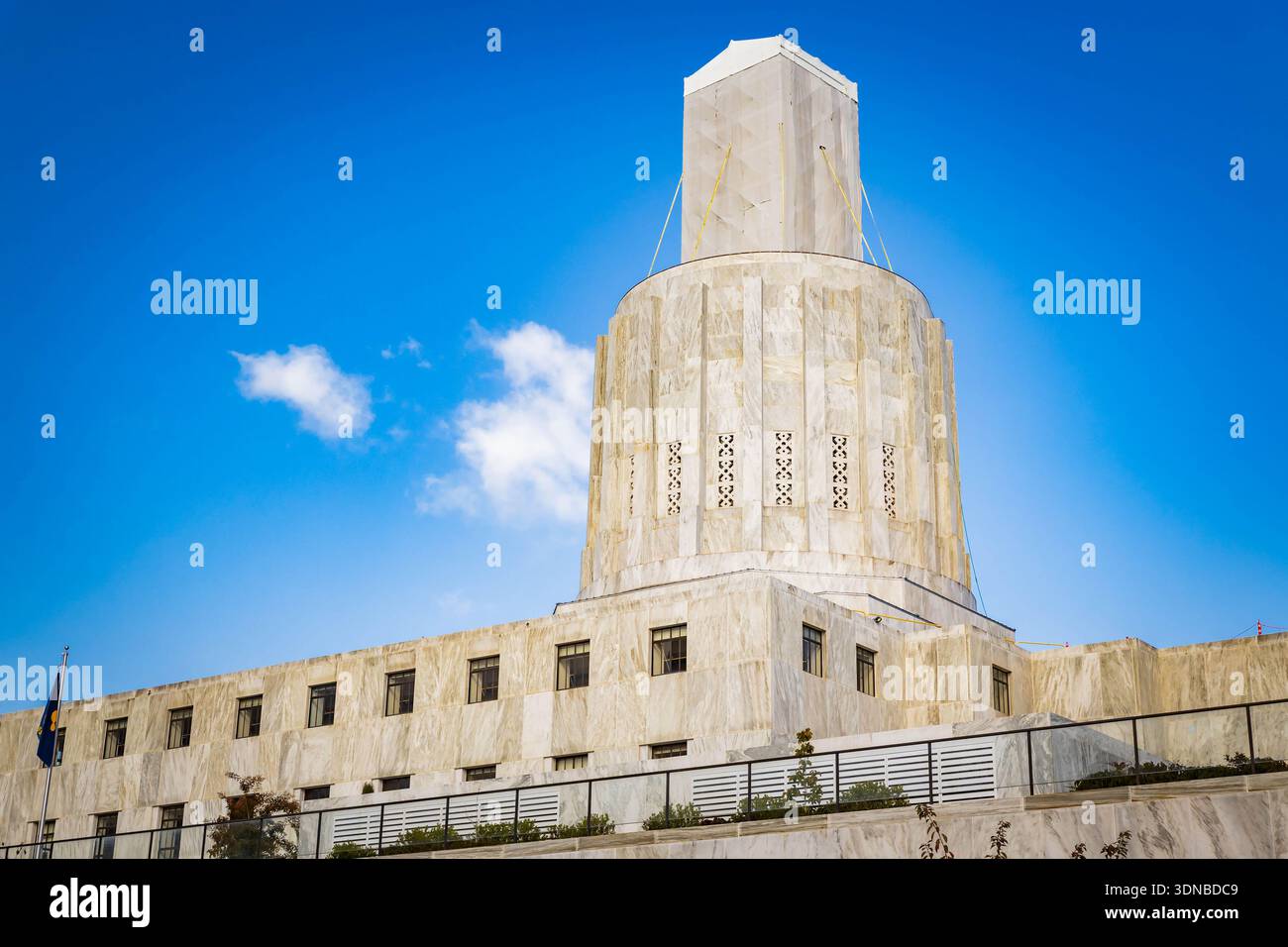 Das Oregon State Capitol steht unter einem hellen, klaren Himmel in Salem Stockfoto