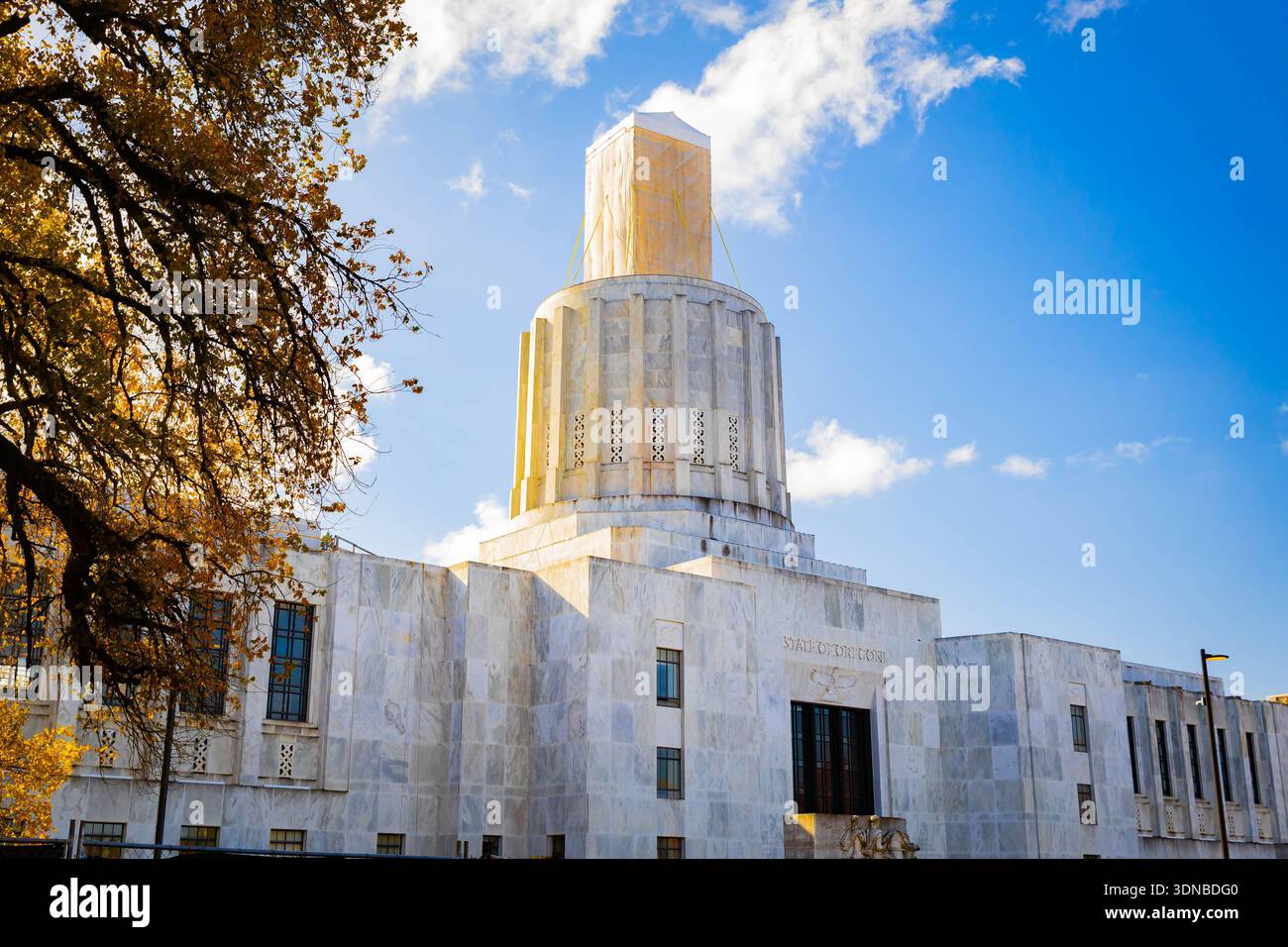 Das Oregon State Capitol steht unter einem hellen, klaren Himmel in Salem Stockfoto