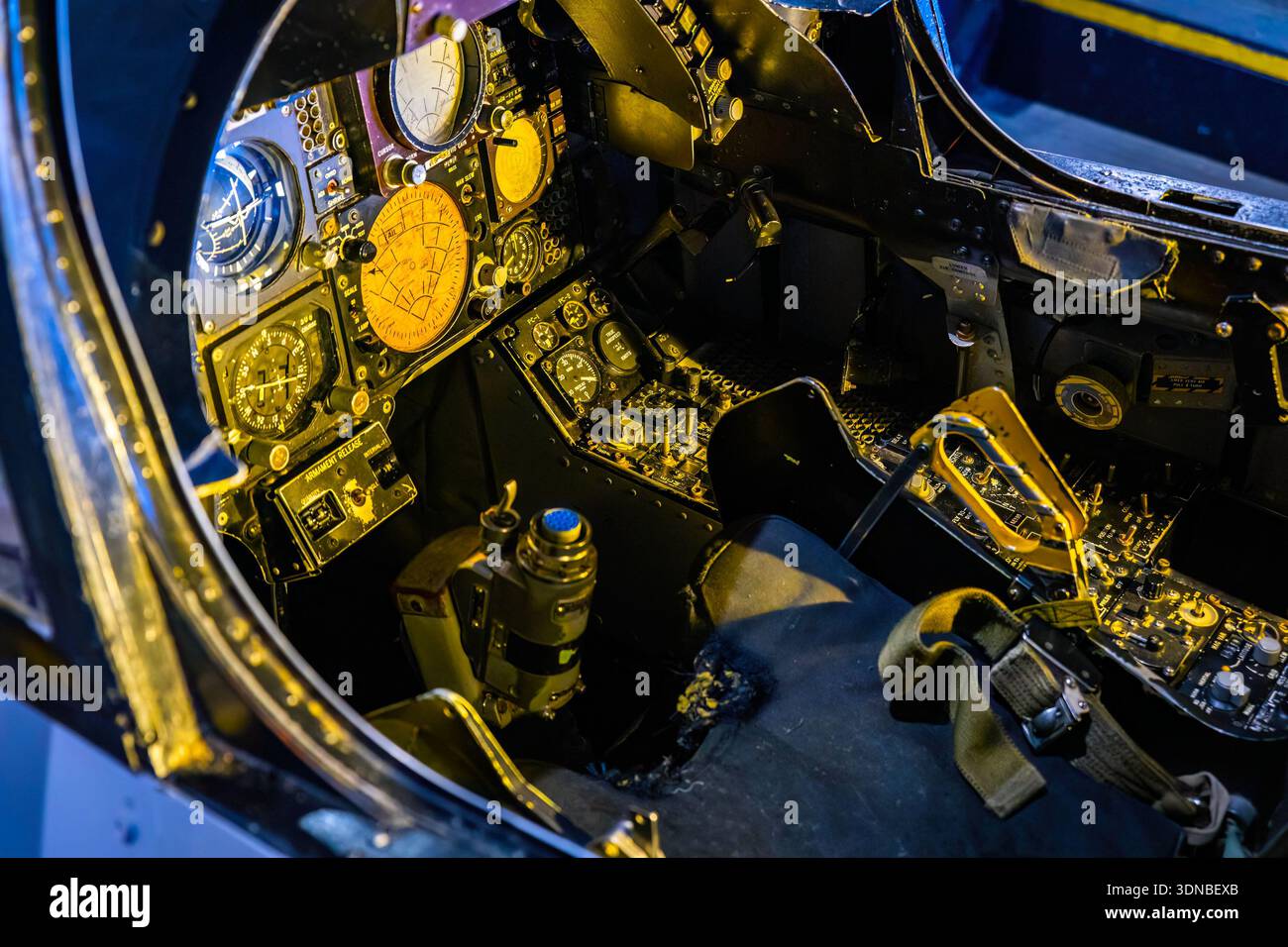 Tillamook, OR, USA - 14. Oktober 2025: Die komplexe Palette an Instrumenten, Zifferblättern und Steuerungen füllt die engen Grenzen des Cockpits eines Piloten Stockfoto