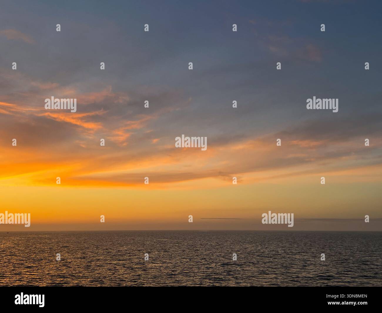 Pfirsichfarbener Morgenhimmel - Smartphone-aufgenommenes Stockfoto