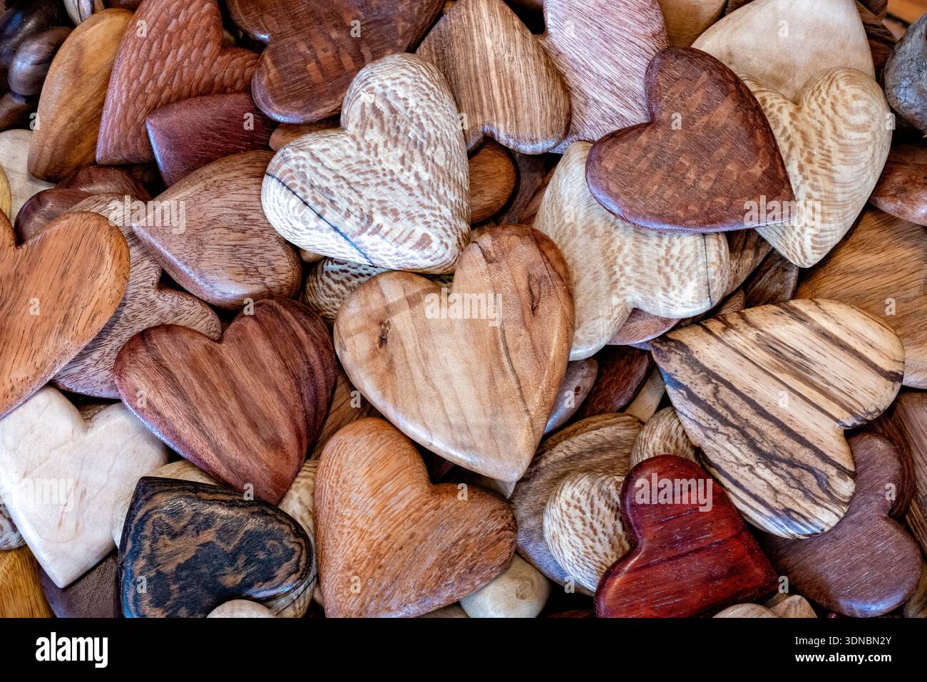 Handgefertigte Holzherzen des Künstlers Tommy Simpson - Asheville, North Carolina, USA Stockfoto