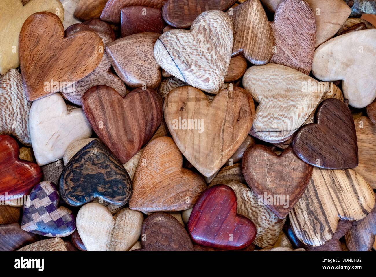 Handgefertigte Holzherzen des Künstlers Tommy Simpson - Asheville, North Carolina, USA Stockfoto