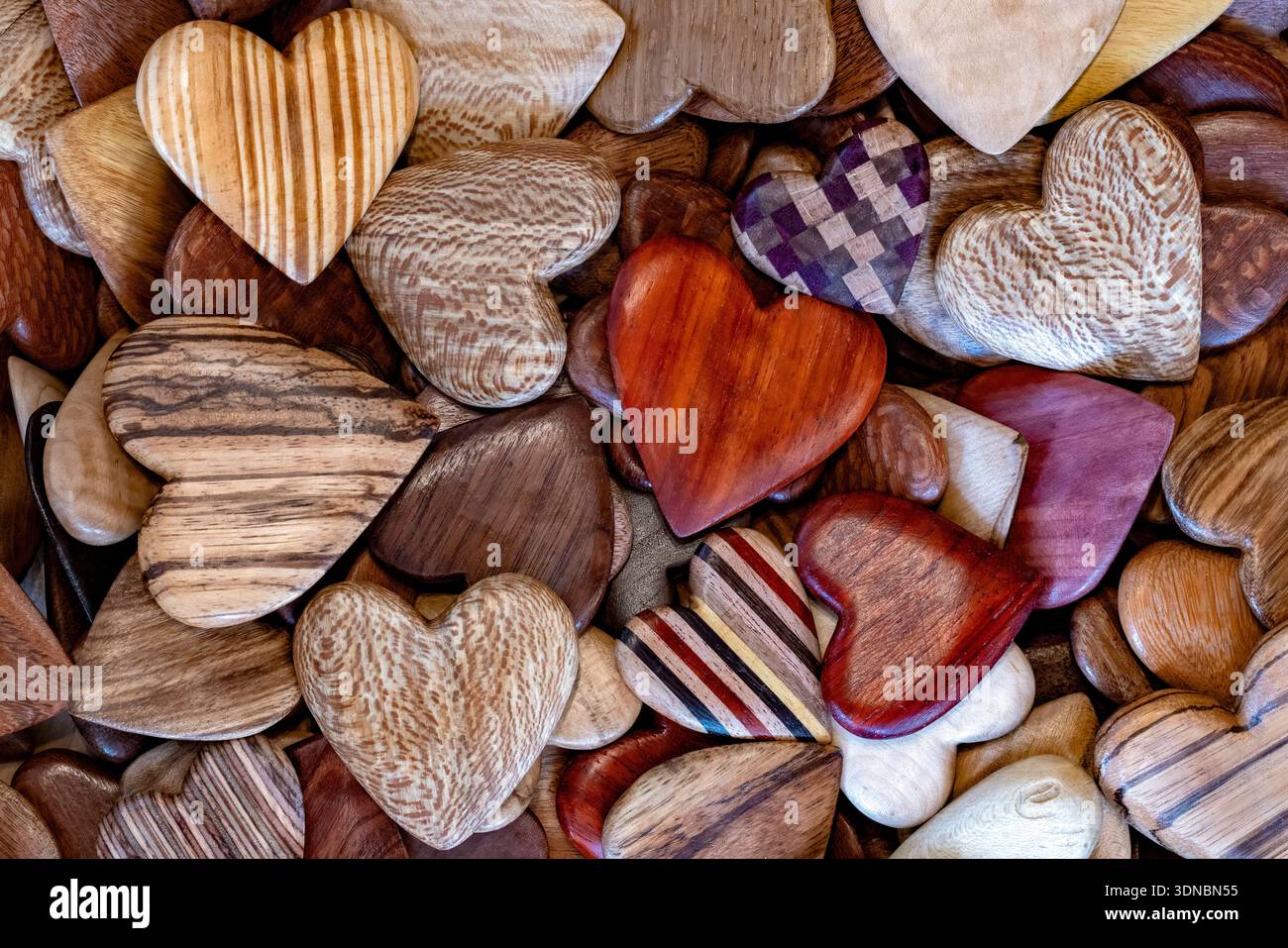 Handgefertigte Holzherzen des Künstlers Tommy Simpson - Asheville, North Carolina, USA Stockfoto