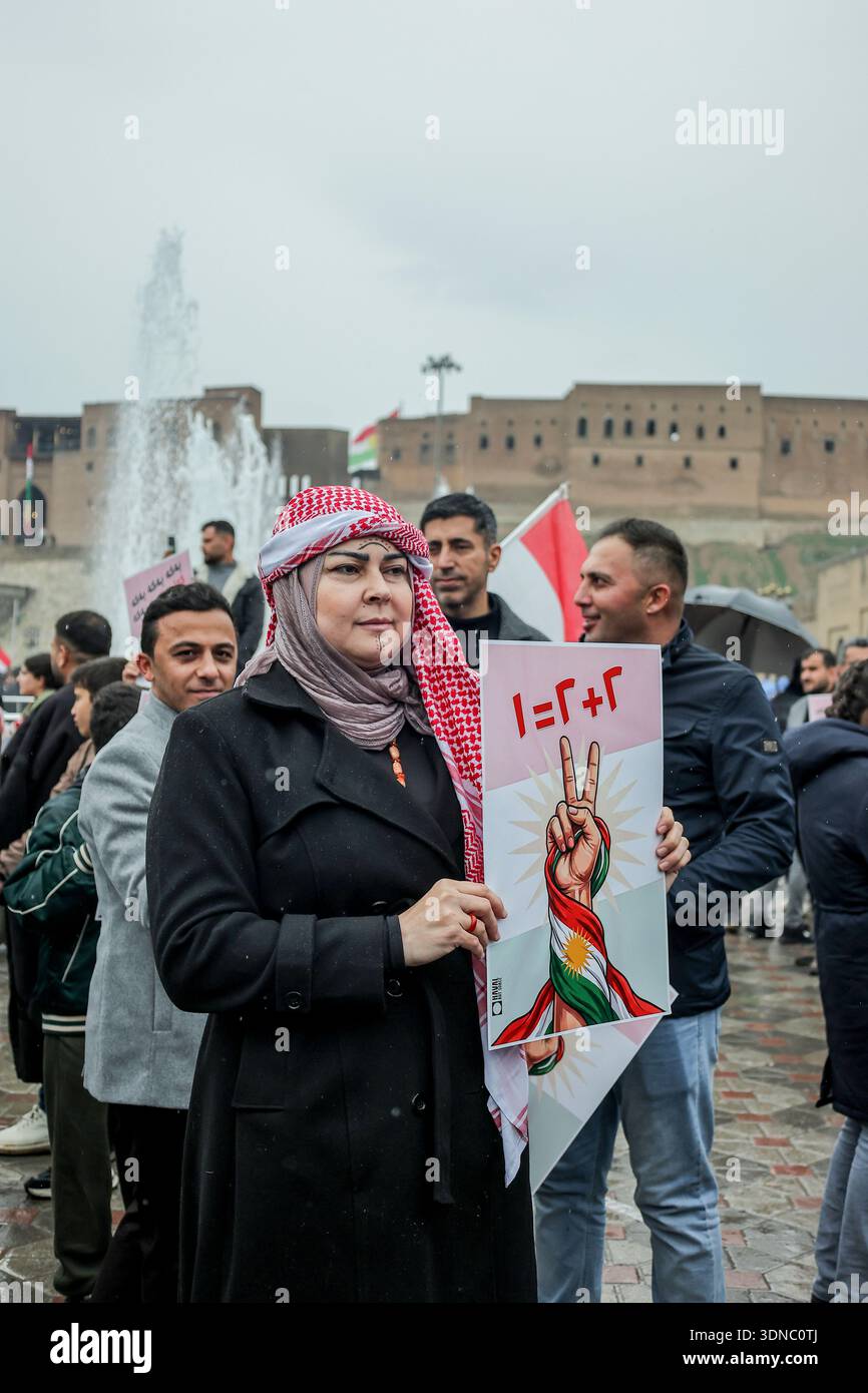 Eine Frau hält ein Plakat, während sie an einer Demonstration zur Unterstützung syrischer Kurden in Erbil, Irak, am 30. Januar 2026 teilnimmt. Die Kurden im Irak haben wiederholt öffentliche Versammlungen organisiert, um auf Entwicklungen zu reagieren, die kurdische Gruppen in Nordsyrien betreffen. (Foto: Sabur Rashid/Middle East Images/StringersHub/SIPA USA) Stockfoto