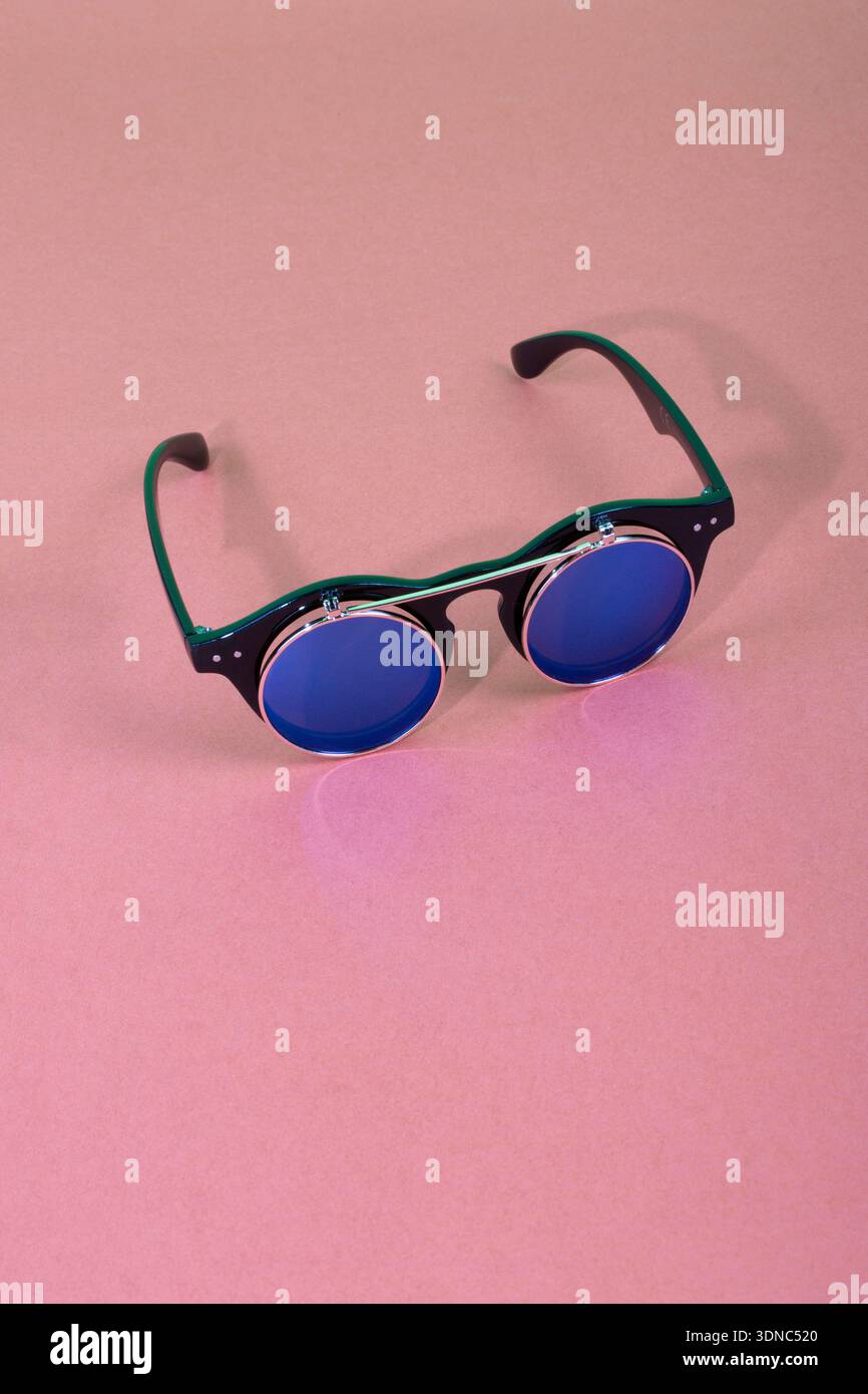 Sonnenbrille mit Doppellinse und farbigem Hintergrund Stockfoto