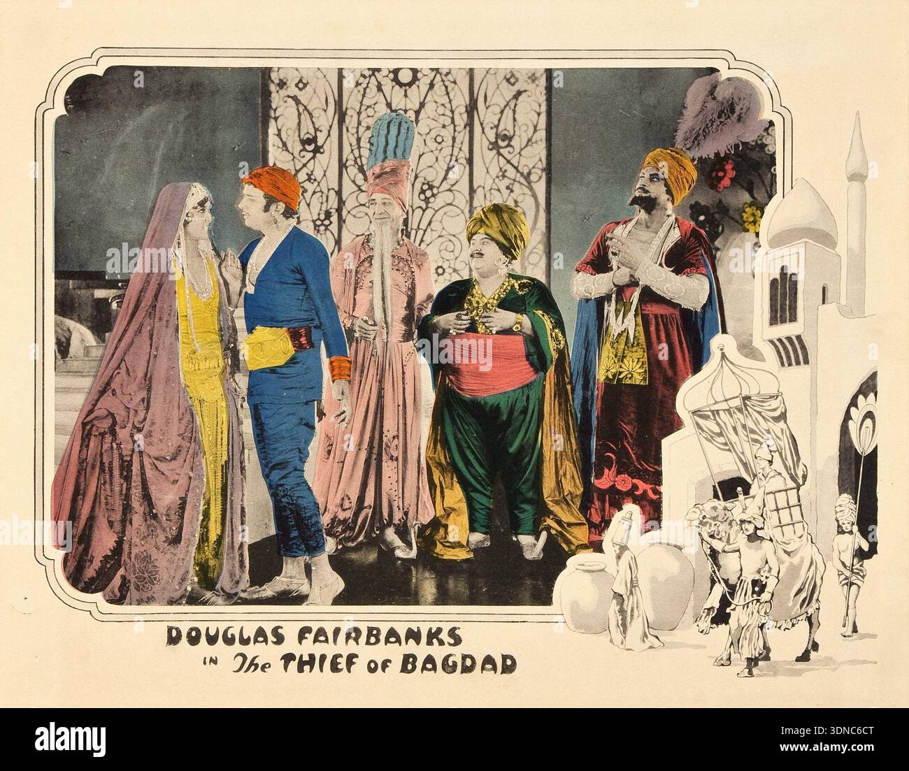 Diese Vintage-Lobbykarte aus dem Jahr 1924 wirbt für den Stummfilm „der Dieb von Bagdad“ mit Douglas Fairbanks als Hauptrolle. Es zeigt mehrere Charaktere in aufwendigen, vom Nahen Osten inspirierten Kostümen, mit einer stilisierten Stadtlandschaft und kleineren Figuren auf der rechten Seite, die charakteristisch für das fantastische Thema der Arabischen Nächte des Films sind. Die lebendige, handkolorierte Illustration fängt den exotischen und abenteuerlichen Geist des Kinos dieser Zeit ein. Stockfoto
