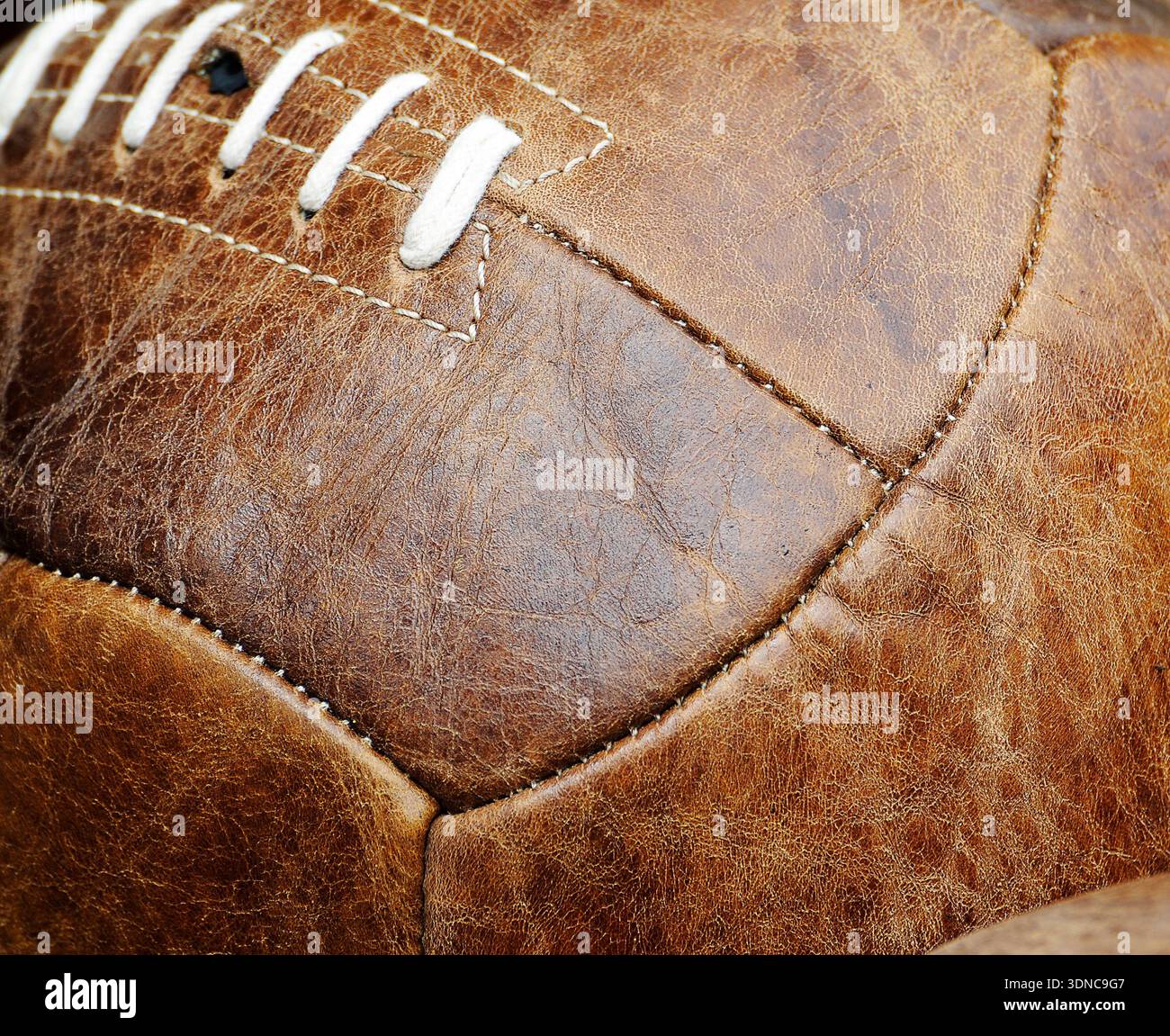 Fußball aus braunem Leder Stockfoto