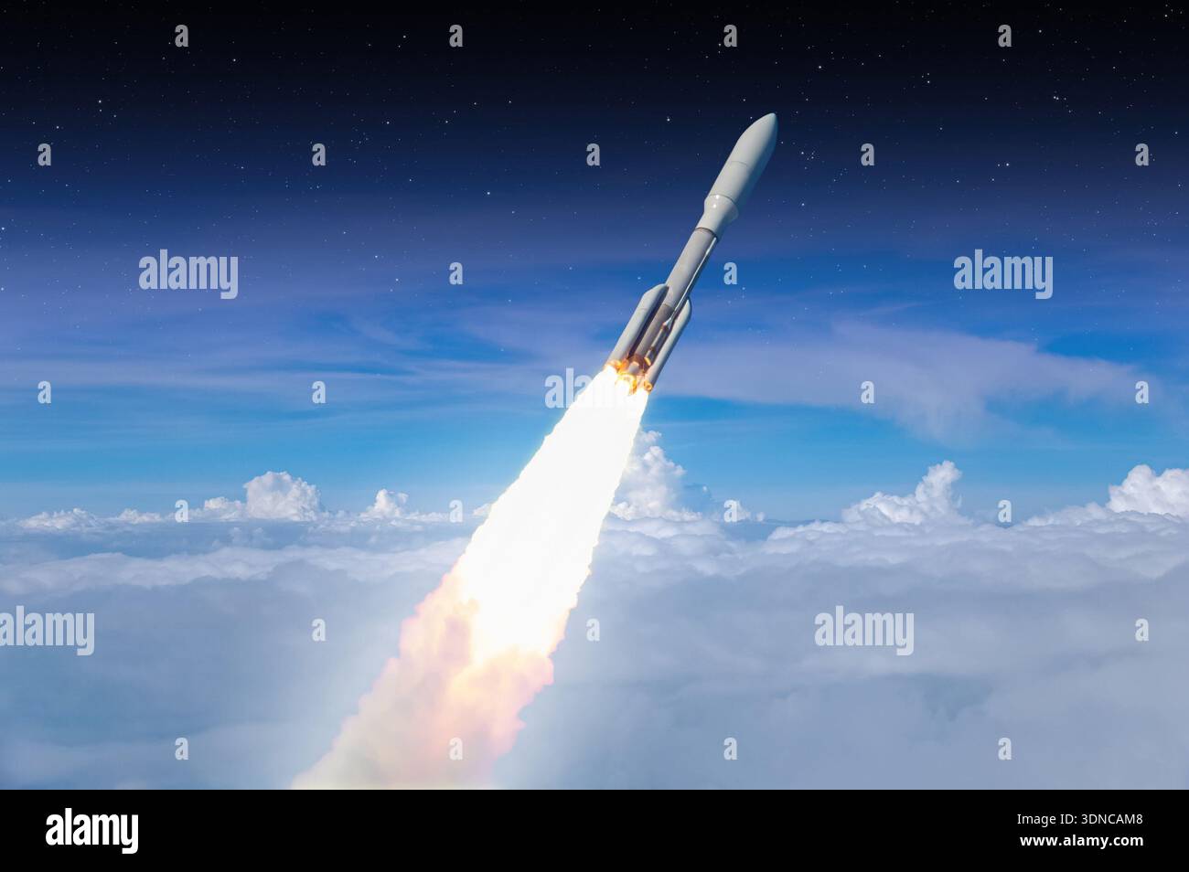 Raketenstart ins All. Die Raumsonde fliegen durch die Wolken in den Himmel. Raumschiff startet über den Wolken. Enthält NASA-Bildelemente. Stockfoto