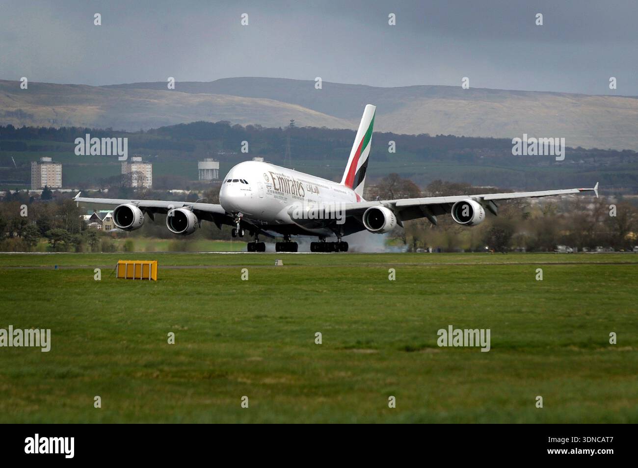 Der erste Airbus A380, der in Schottland landet, landet am 10. April 2014 am Flughafen Glasgow. Stockfoto