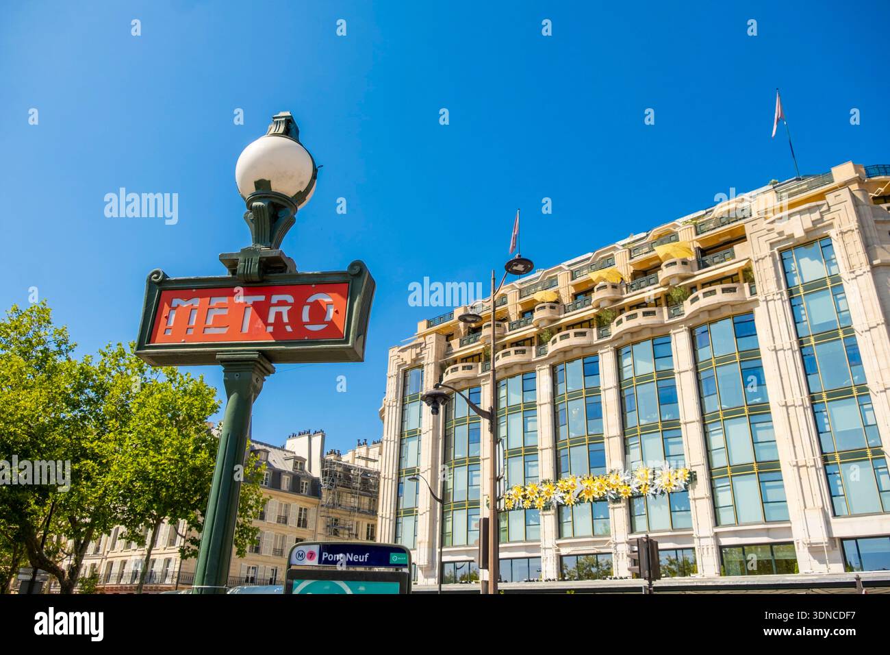 Frankreich, Paris, ein Metro-Schild und der Samaritaine-Laden Stockfoto