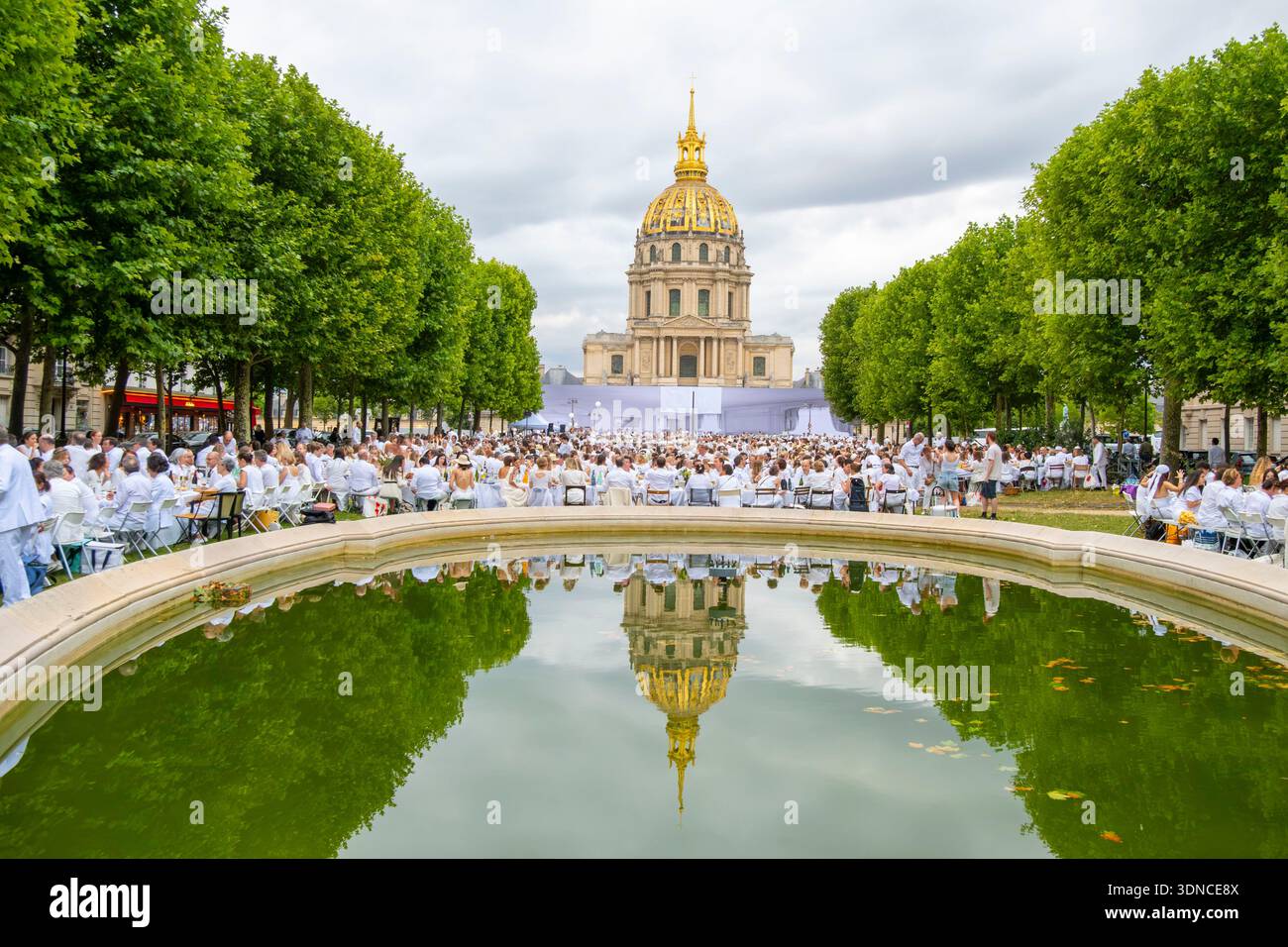 Frankreich, Paris, das Diner en Blanc vor den Invaliden Stockfoto