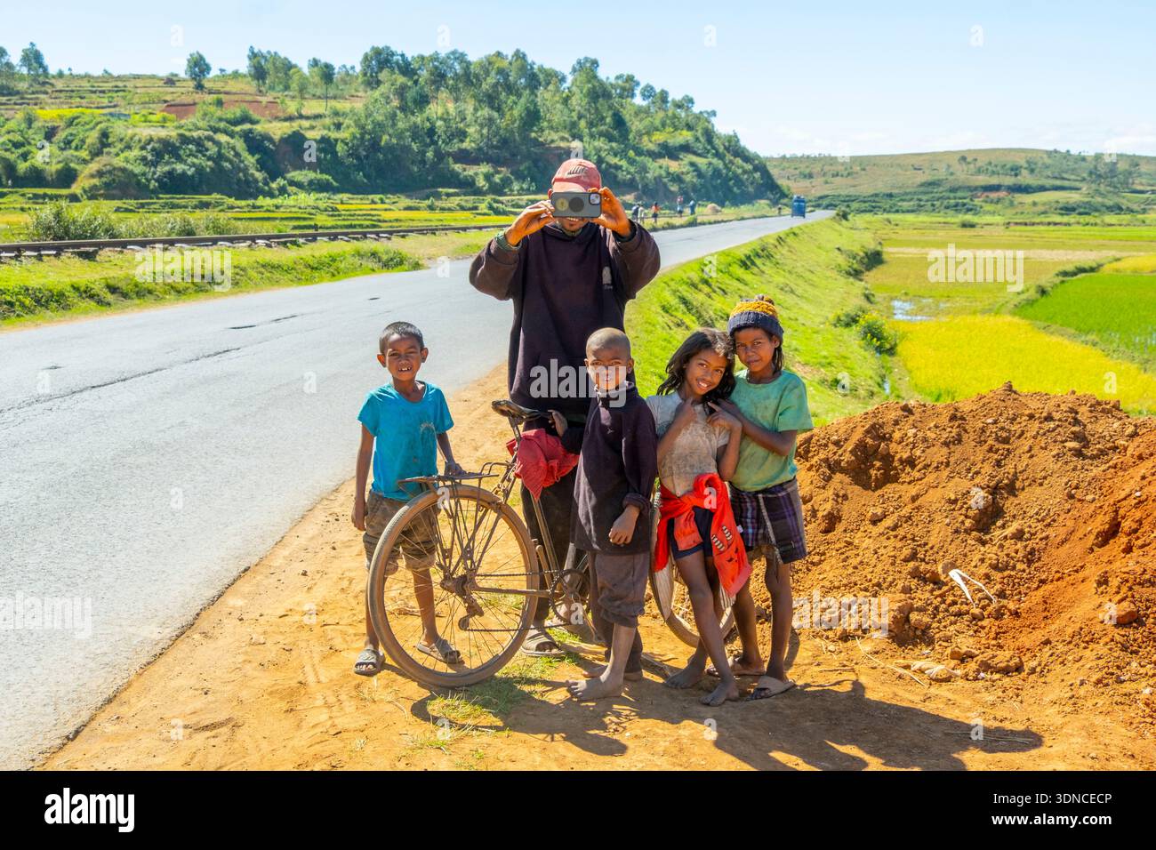 Madagaskar, Region Vakinankaratra, National Road 7 oder RN7, in der Nähe von Antsirabe, madagassische Familie, die ein Foto mit einem Smartphone macht Stockfoto