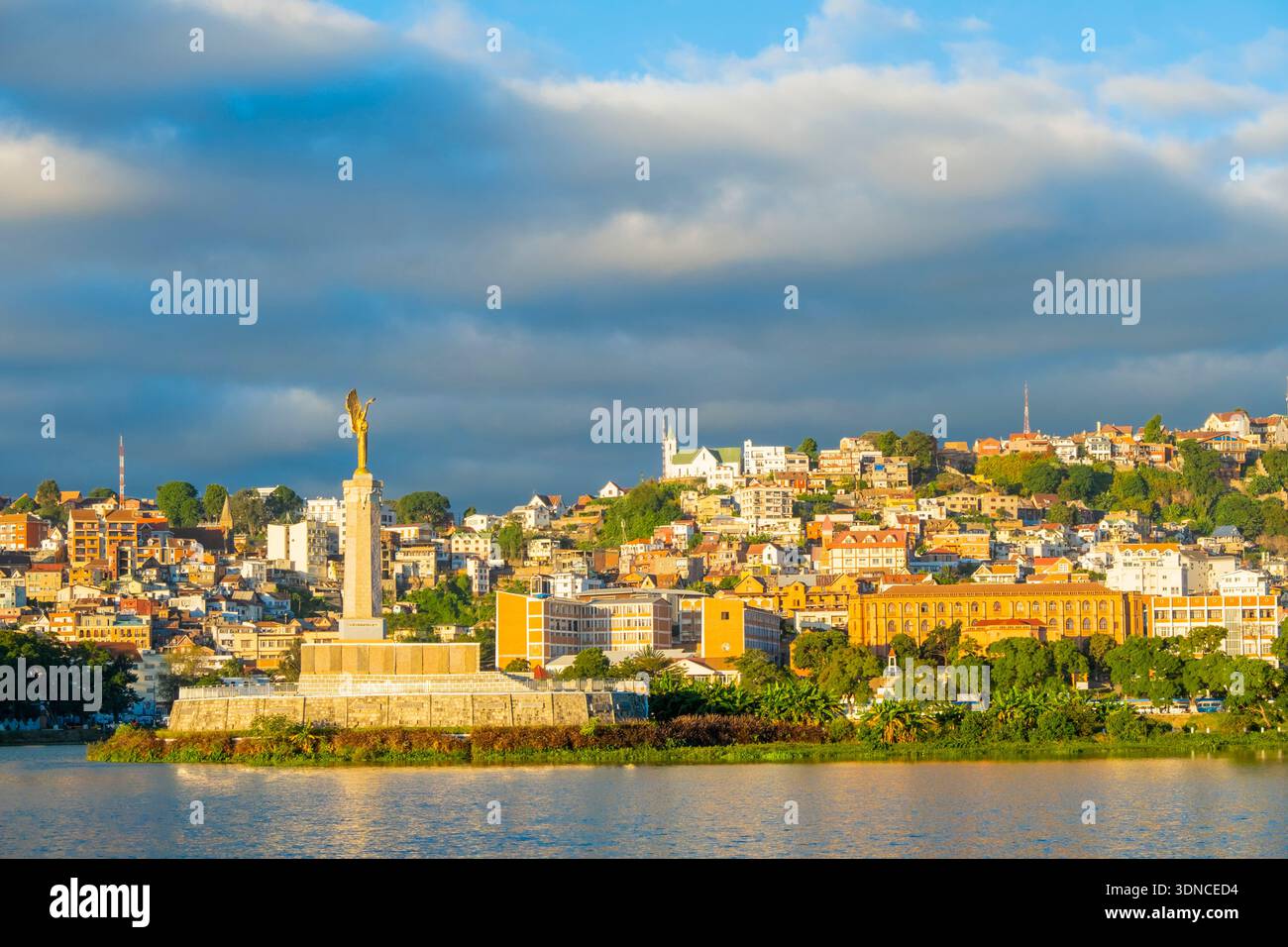 Madagaskar, Region Antananarivo, Antananarivo, Lake Anosy und das als Schwarzer Engel bekannte Kriegsdenkmal Stockfoto