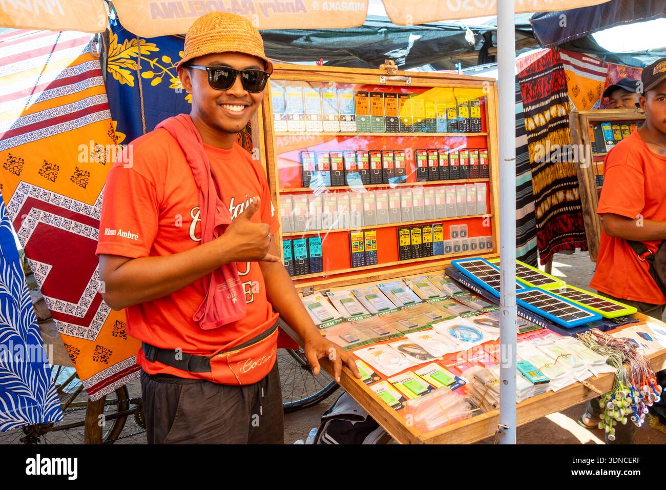 Madagaskar, Region Anosy, Beraketa, National Road 13 oder RN13, der Markt, Handystand Stockfoto