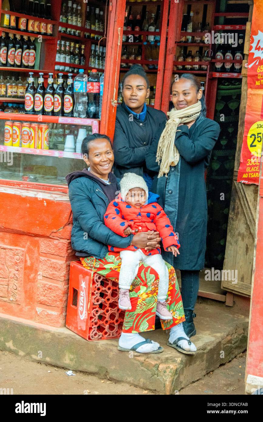 Madagaskar, Region Vakinankaratra, Nationalstraße 7 oder RN7, das Dorf Ampitatafika, Familie vor ihrem Geschäft Stockfoto