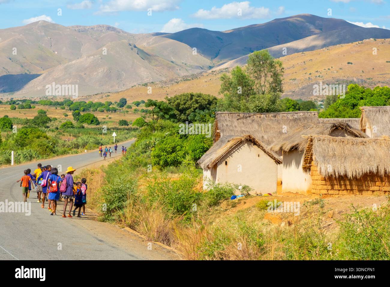 Madagaskar, Region Haute Matsiatra, Betsileo Country, National Road 7 oder RN7, in der Nähe von Ambalavao, Schulkinder auf dem Weg zurück von der Schule Stockfoto