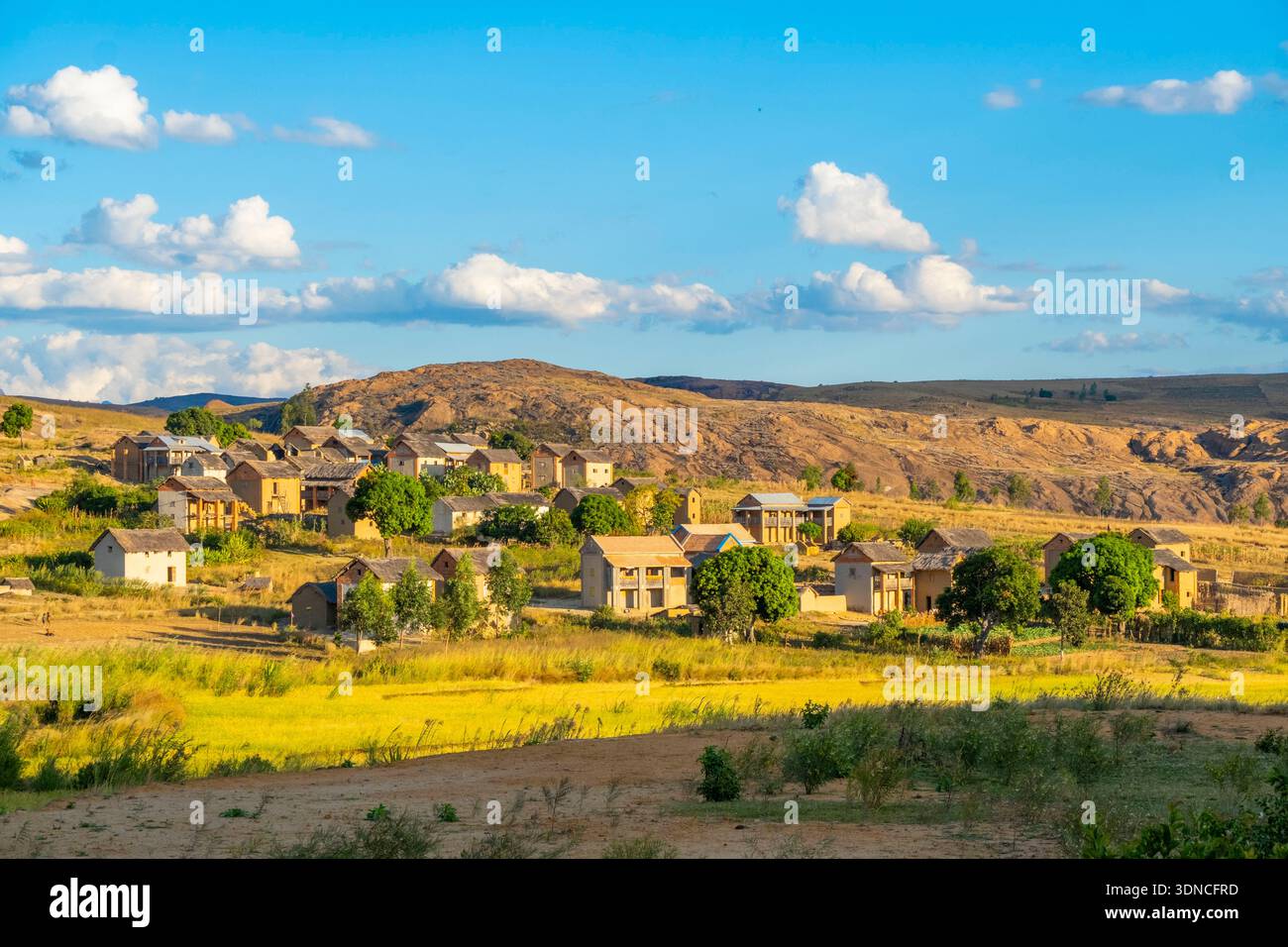Madagaskar, Region Haute Matsiatra, Land Betsileo, Nationalstraße 7 oder RN7, Umgebung westlich von Ambalavao, unbefestigtes Dorf Stockfoto