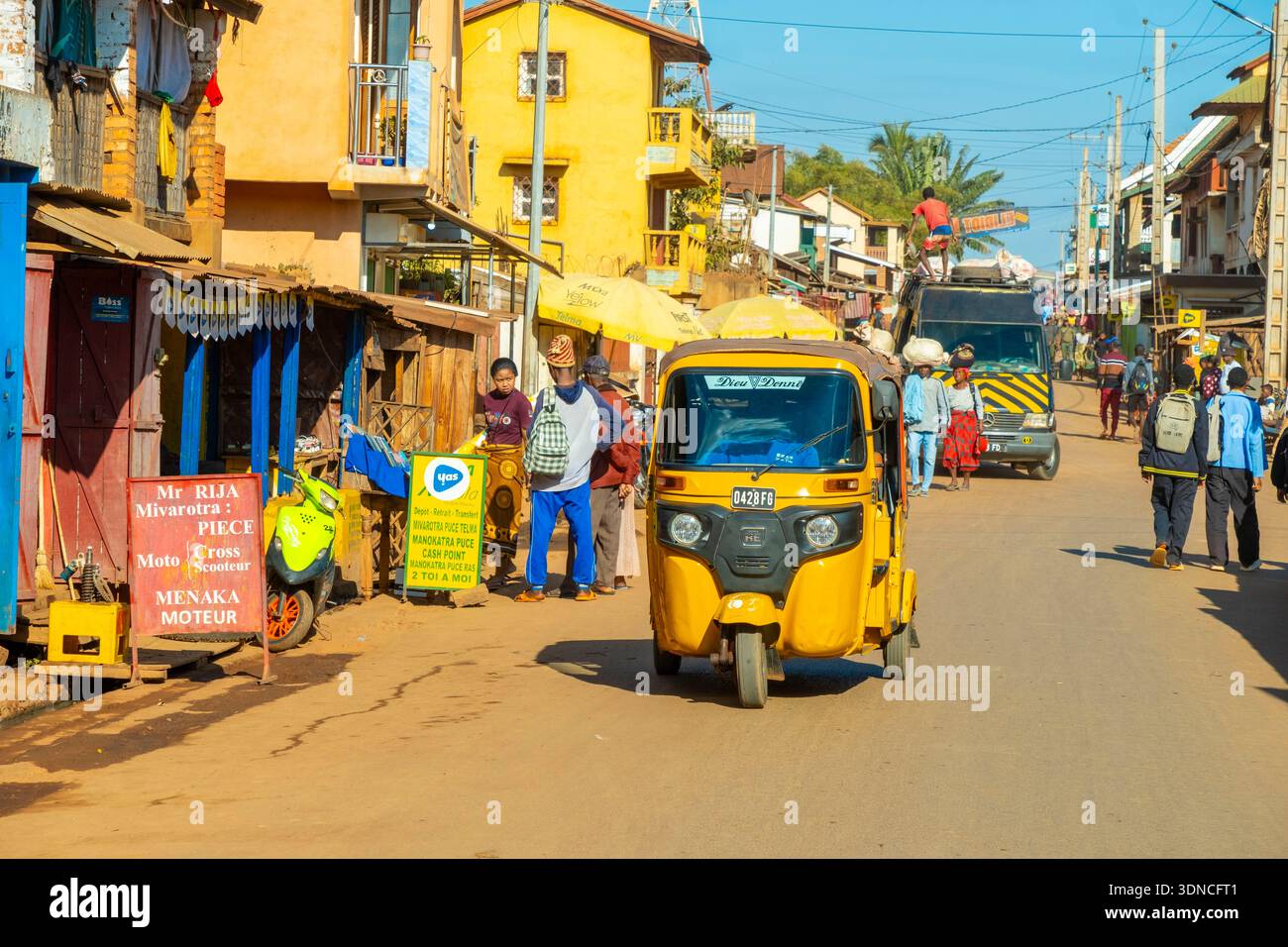 Madagaskar, Haute Matsiatra Region, Betsileo Country, National Road 7 oder RN7, Ambalavao, Tuk Tuk Taxi Stockfoto