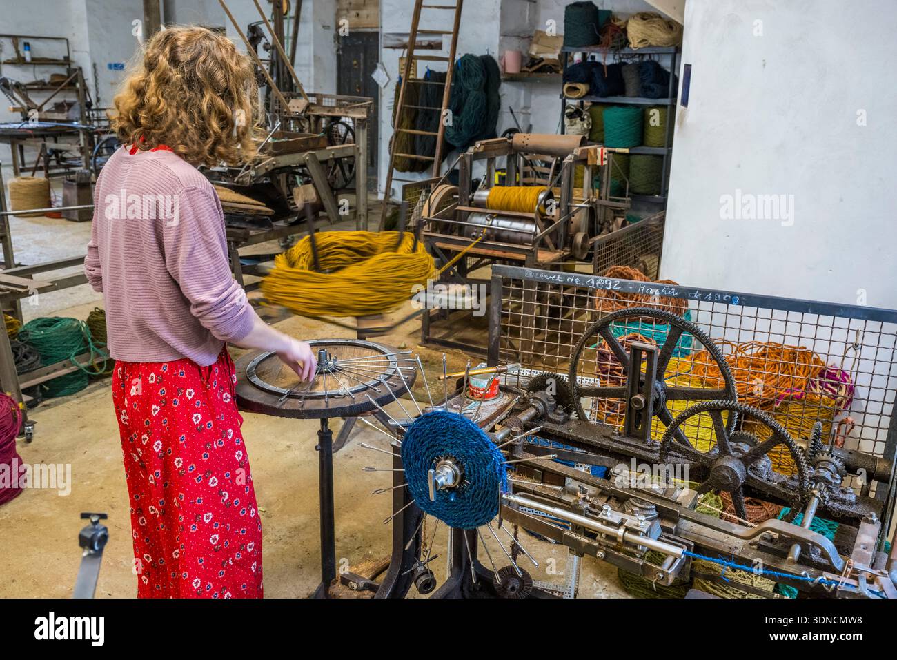 Frankreich, Drome, Drome provencale, Nyons, La Scourtinerie, die letzte Geißelfabrik in der Provence, traditionelle Filter, die bei der Herstellung von Olivenöl verwendet werden, aber heute auch als dekorative Objekte aus Kokosfasern entworfen wurden, die in ihrer Werkstatt auf speziell angefertigten Rundwebstühlen die Geißel herstellen Stockfoto