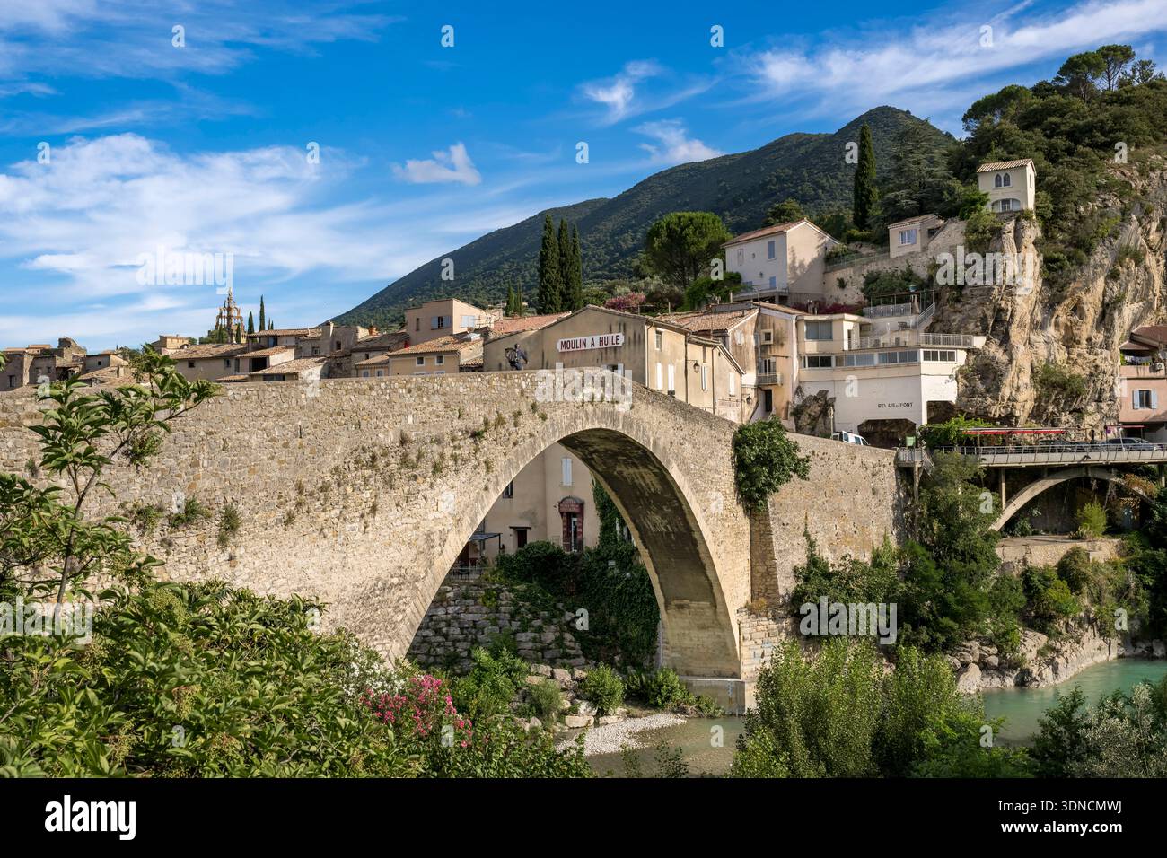 Frankreich, Drome, Drome provencale, Nyons, die Bogenbrücke über die Eygen aus dem Anfang des 15. Jahrhunderts Stockfoto