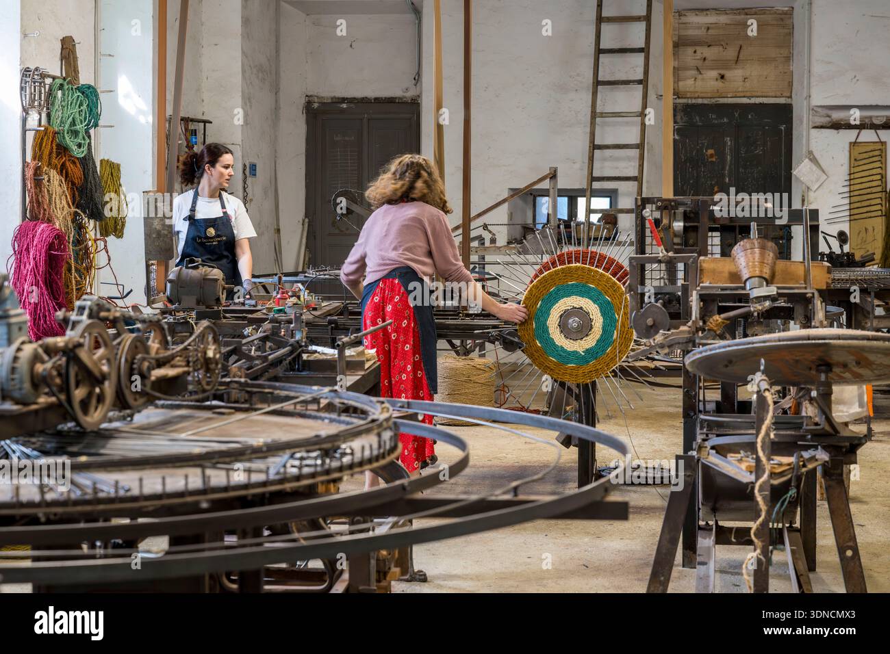 Frankreich, Drome, Drome provencale, Nyons, La Scourtinerie, die letzte Geißelfabrik in der Provence, traditionelle Filter, die bei der Herstellung von Olivenöl verwendet werden, aber heute auch als dekorative Objekte aus Kokosfasern entworfen wurden, die in ihrer Werkstatt auf speziell angefertigten Rundwebstühlen die Geißel herstellen Stockfoto