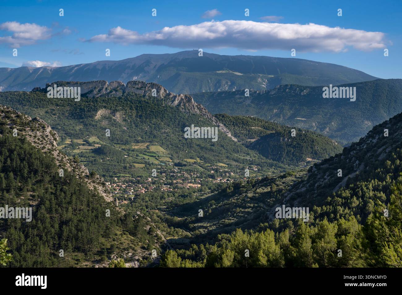 Frankreich, Drome, regionaler Naturpark von Baronnies provencales, die große Kalksteinklinge des Rocher de Saint-Julien mit Blick auf Buis les Baronnies, Mont Ventoux im Hintergrund (Luftaufnahme) Stockfoto
