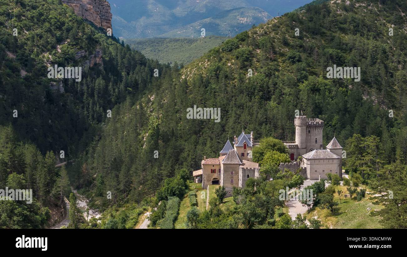 Frankreich, Drome, regionaler Naturpark der Baronnies provencales, Aulan, Burg (12. Jahrhundert wiederaufgebaut 19. Jahrhundert), Aulan-Schluchten am Fluss Toulourenc (aus der Vogelperspektive) Stockfoto