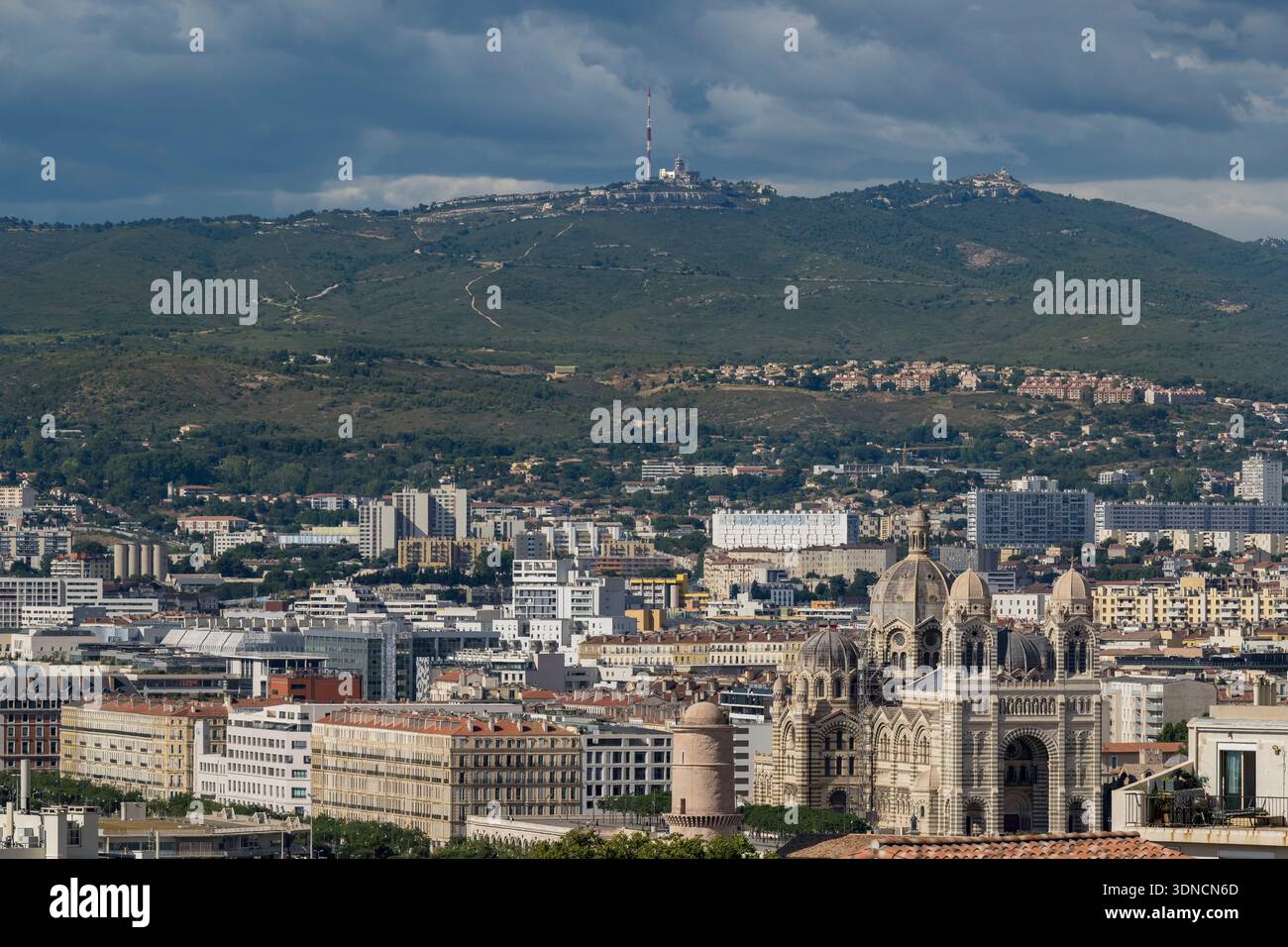 Frankreich, Bouches du Rhone, Marseille, Euromediterranee-Gebiet, La Joliette-Viertel, La Major Cathedral (19. Jahrhundert) und das Massif de l’Etoile im Hintergrund Stockfoto