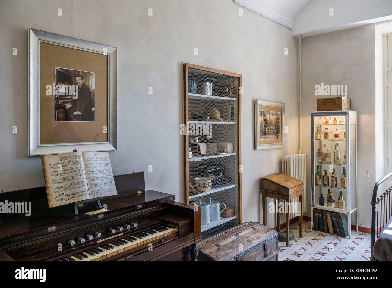 Frankreich, Bouches du Rhone, regionaler Naturpark der Alpilles, Saint Remy de Provence, Kloster Saint-Paul-de-Mausole, in dem Van Gogh 1889–1890 interniert wurde, möbliertes Zimmer von Doktor Schweitzer und seiner Frau, politische Gefangene 1918 interniert Stockfoto