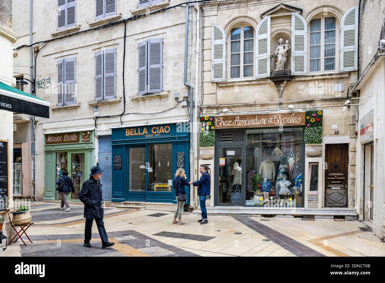 Frankreich, Vaucluse, Avignon, die utopische Bäckerei Bella Ciao rue des Fourbisseurs und eine der vielen Virgin Marys, die die Fassaden von Häusern zieren Stockfoto