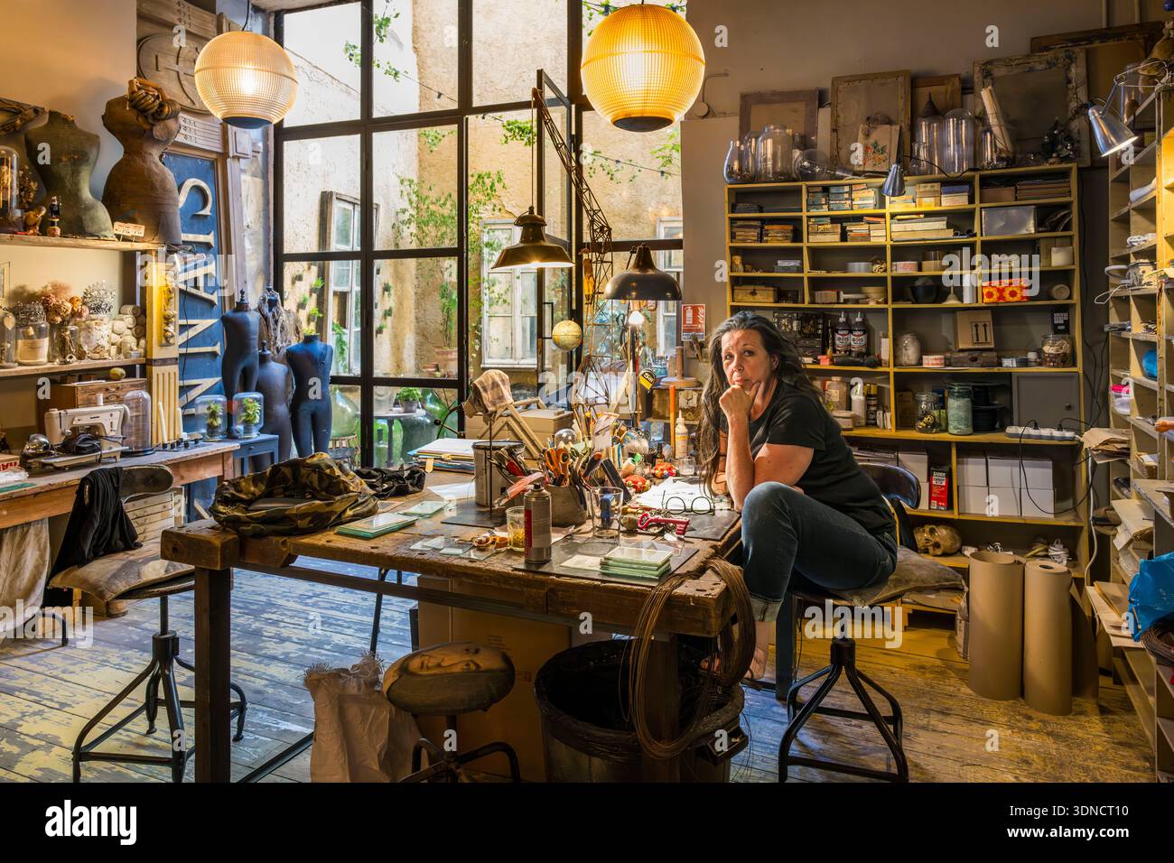 Frankreich, Vaucluse, Avignon, Innenarchitektin Pascale Palun in ihrer Werkstatt-Boutique Vox Populi, spezialisiert auf die Gestaltung von Beleuchtung und dekorativen Objekten Stockfoto
